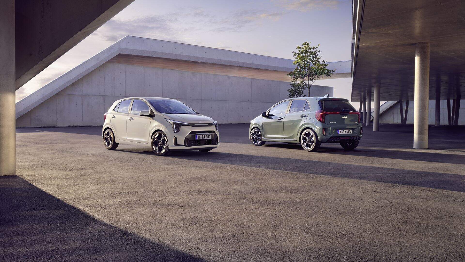 Kia Picanto 2024 : trois quarts avant et trois quarts arrière