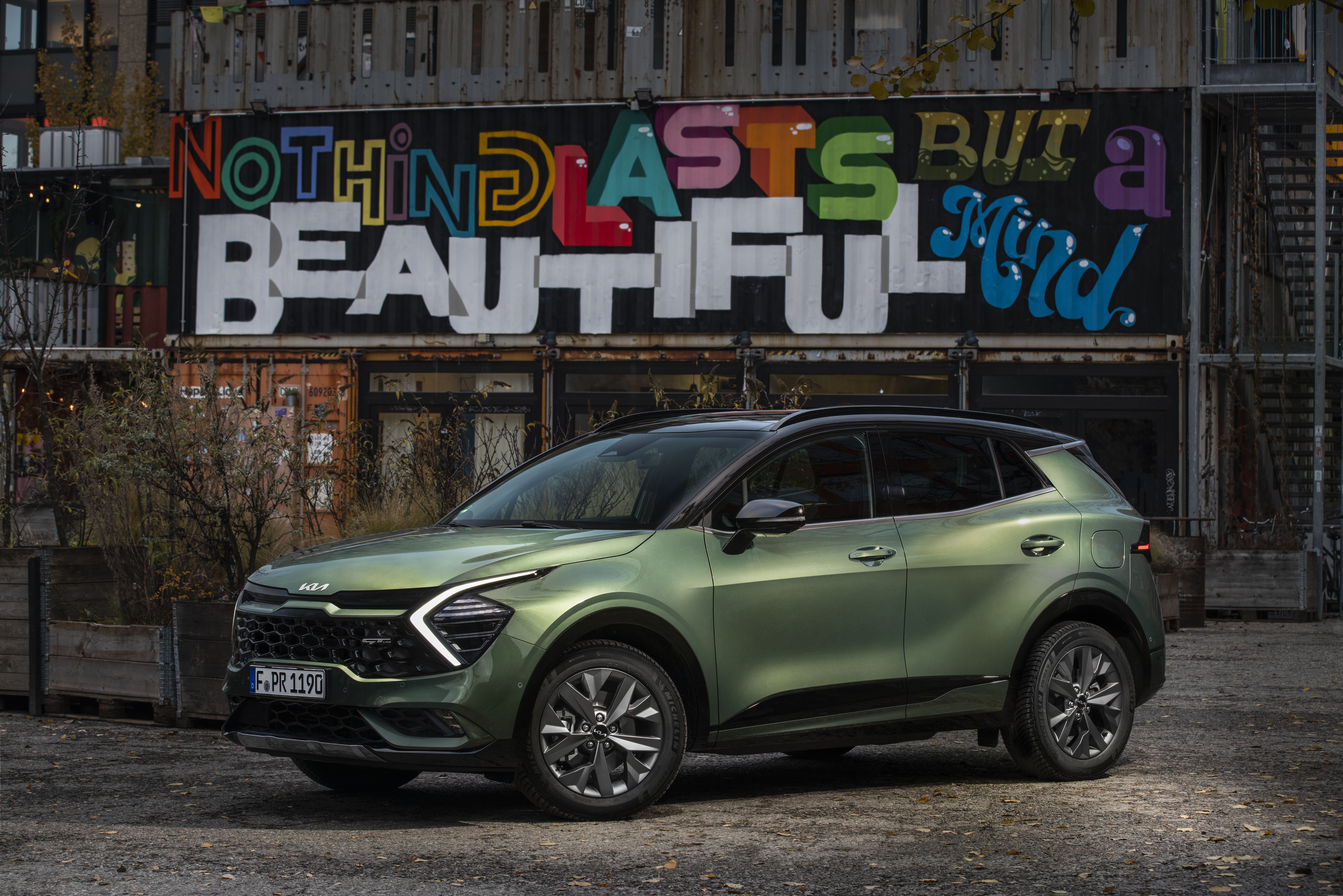 Kia Sportage 2022 : Trois quart avant vert devant un tag