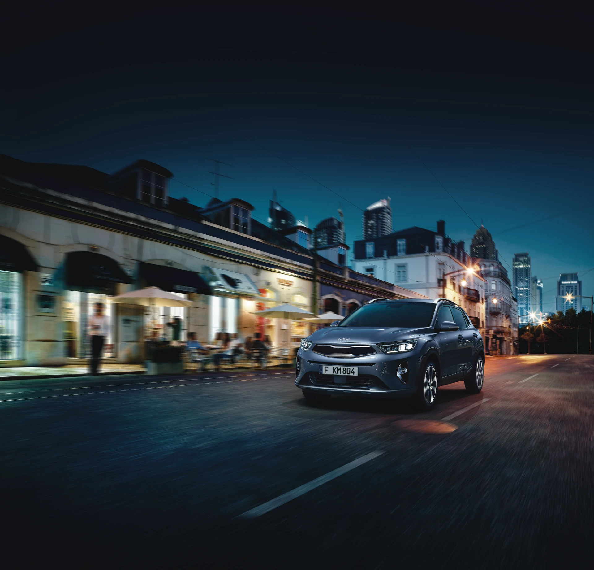 Kia Stonic 2021 : trois quarts avant gauche dans la rue de nuit