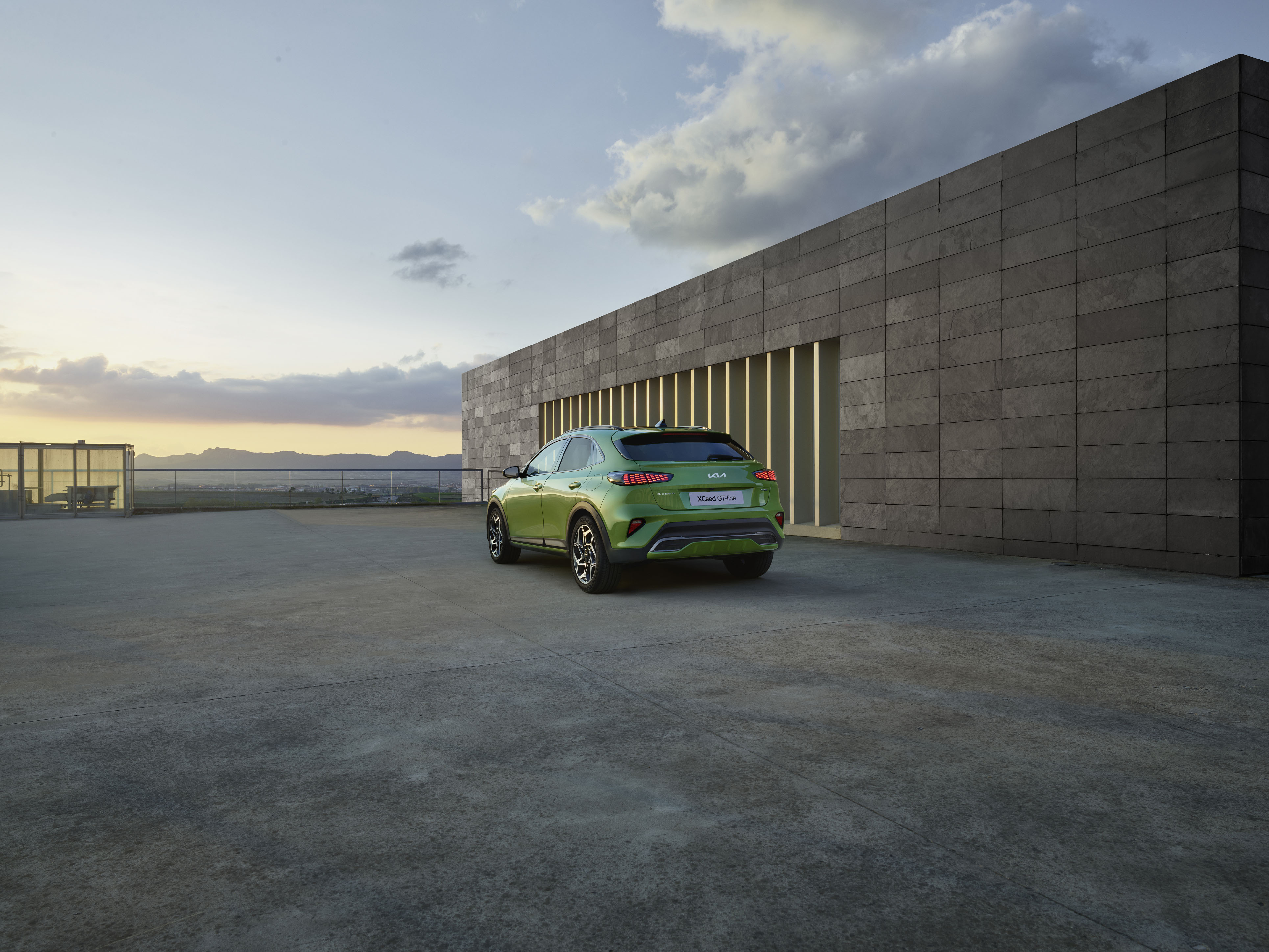 Kia Xceed 2022 GT Line : Trois quart arrière gauche et face arrière