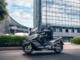 Kymco AK Premium : Le maxi-scooter à ne pas sous-estimer