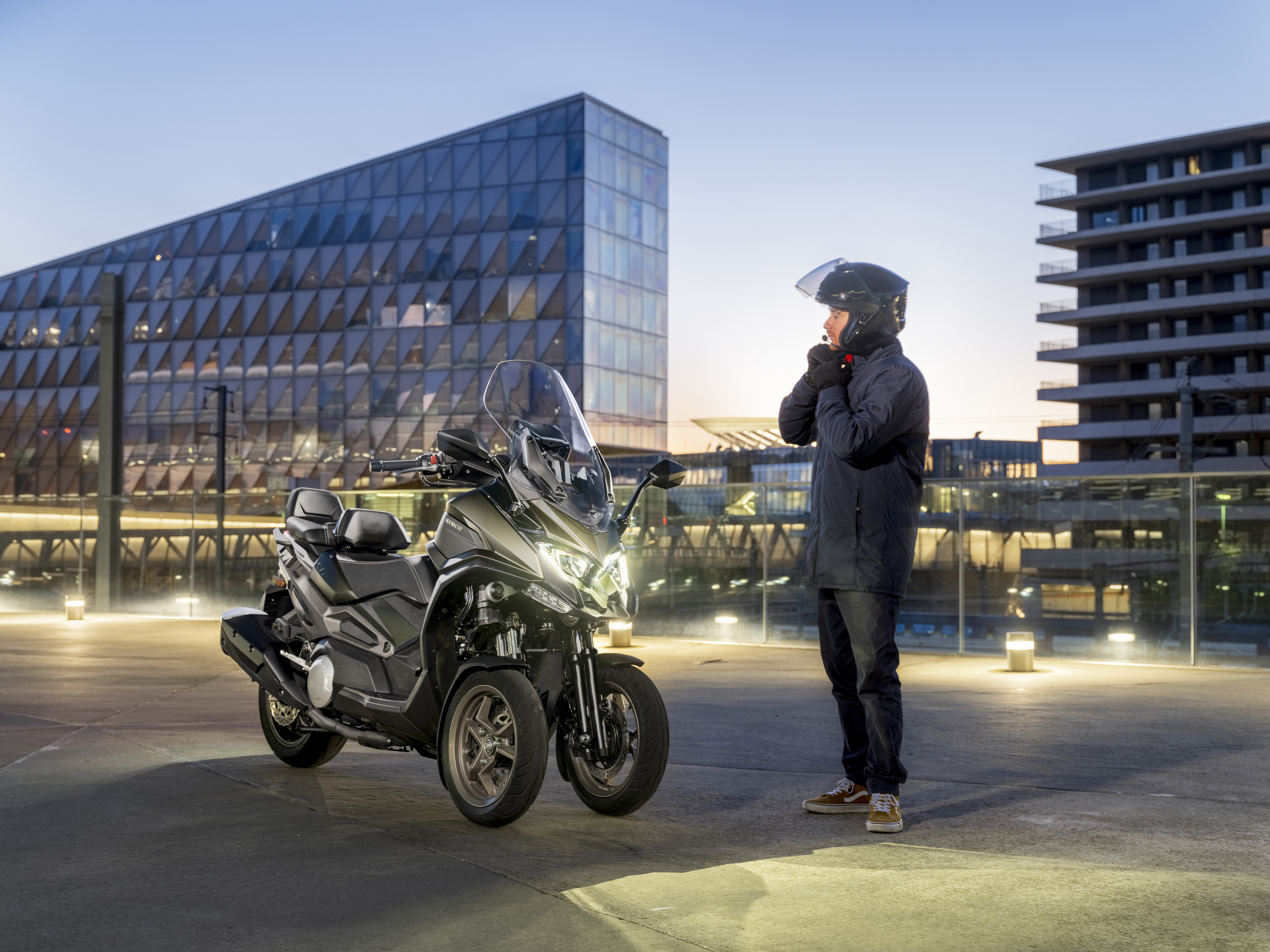 Kymco CV3 2024 : trois quarts avant droit avec motard