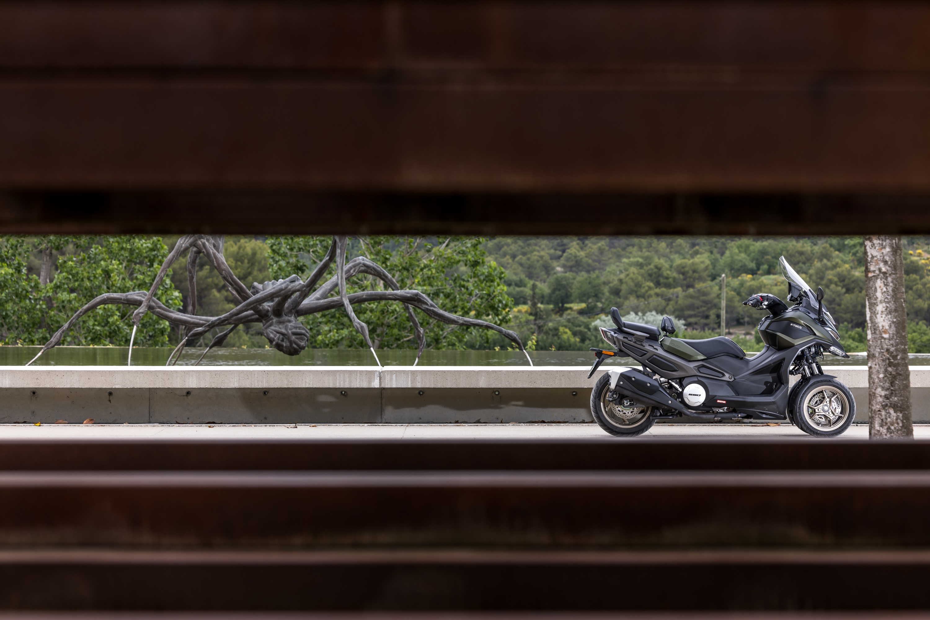 Kymco CV3 2024 : profil droit statique devant araignée géante