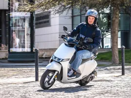 Kymco i-One : Le scooter électrique moderne de chez Kymco