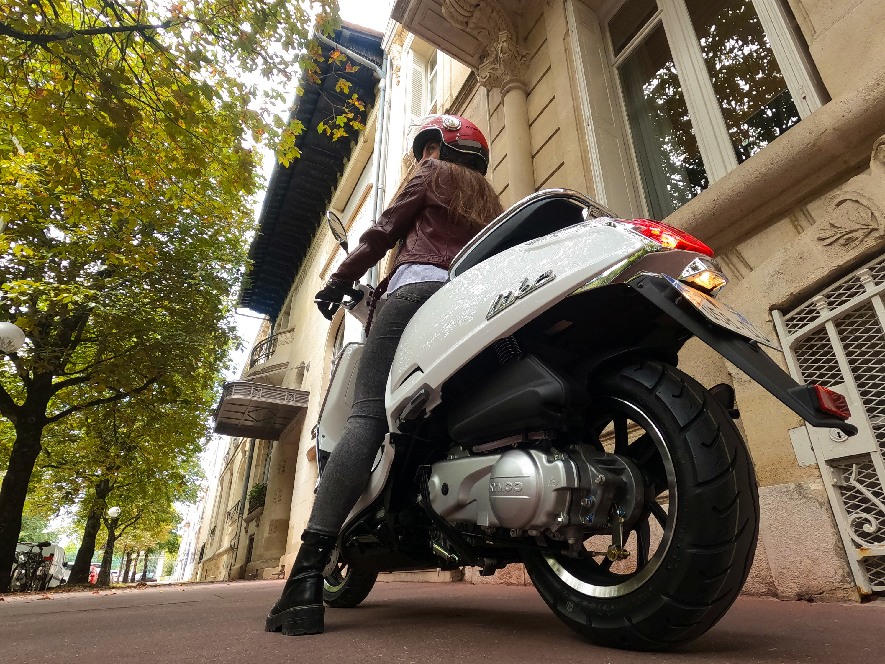 Kymco Like 50 2024 : vue trois quarts arrière gauche avec gros plan sur moteur