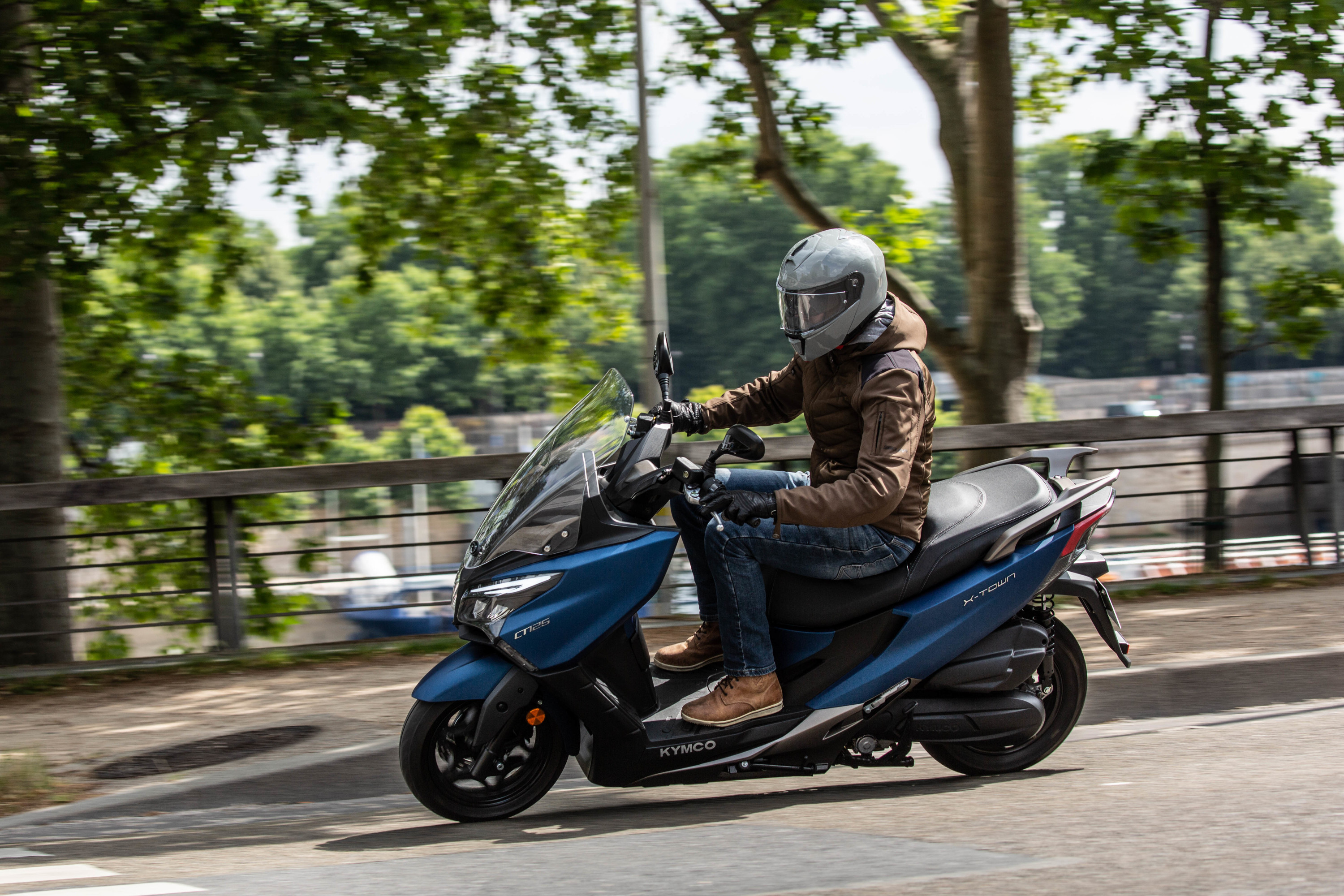 Kymco X.Town City 125 2024 : profil gauche en ville