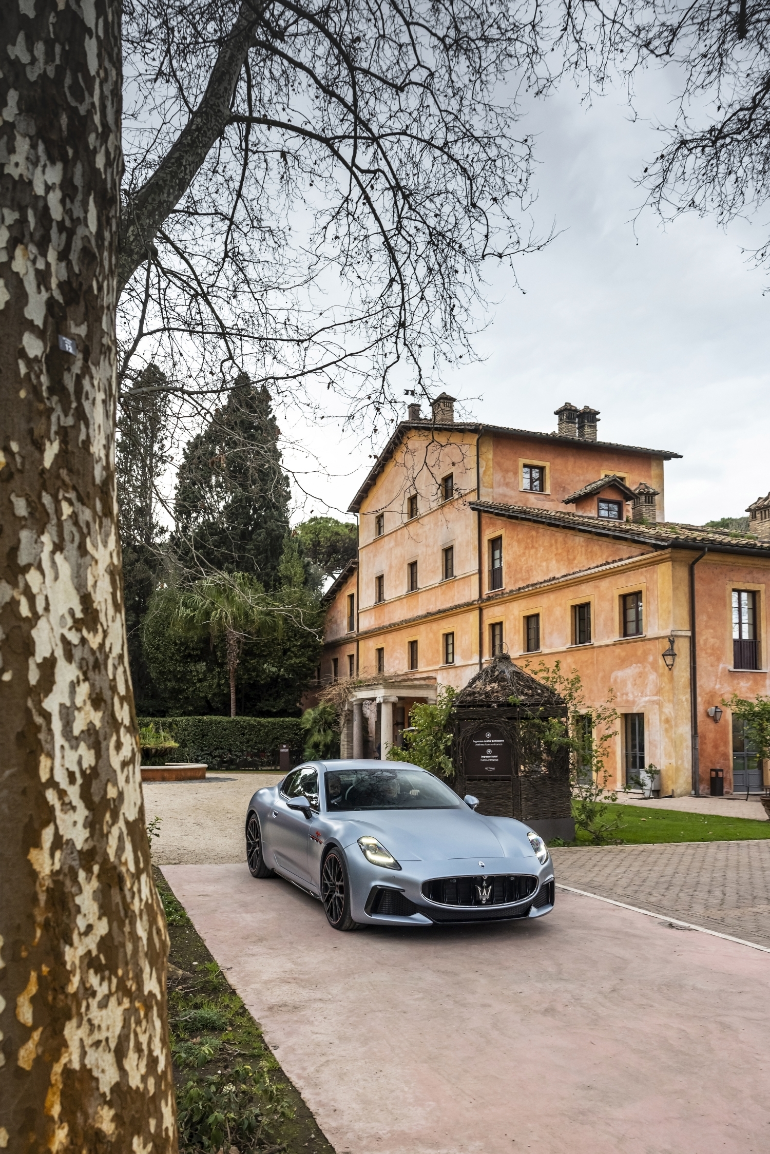 Maserati GranTurismo devant villa italienne