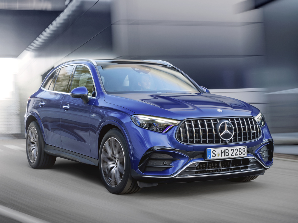 Mercedes GLC 43 AMG 2023 : trois quarts avant droit sur route