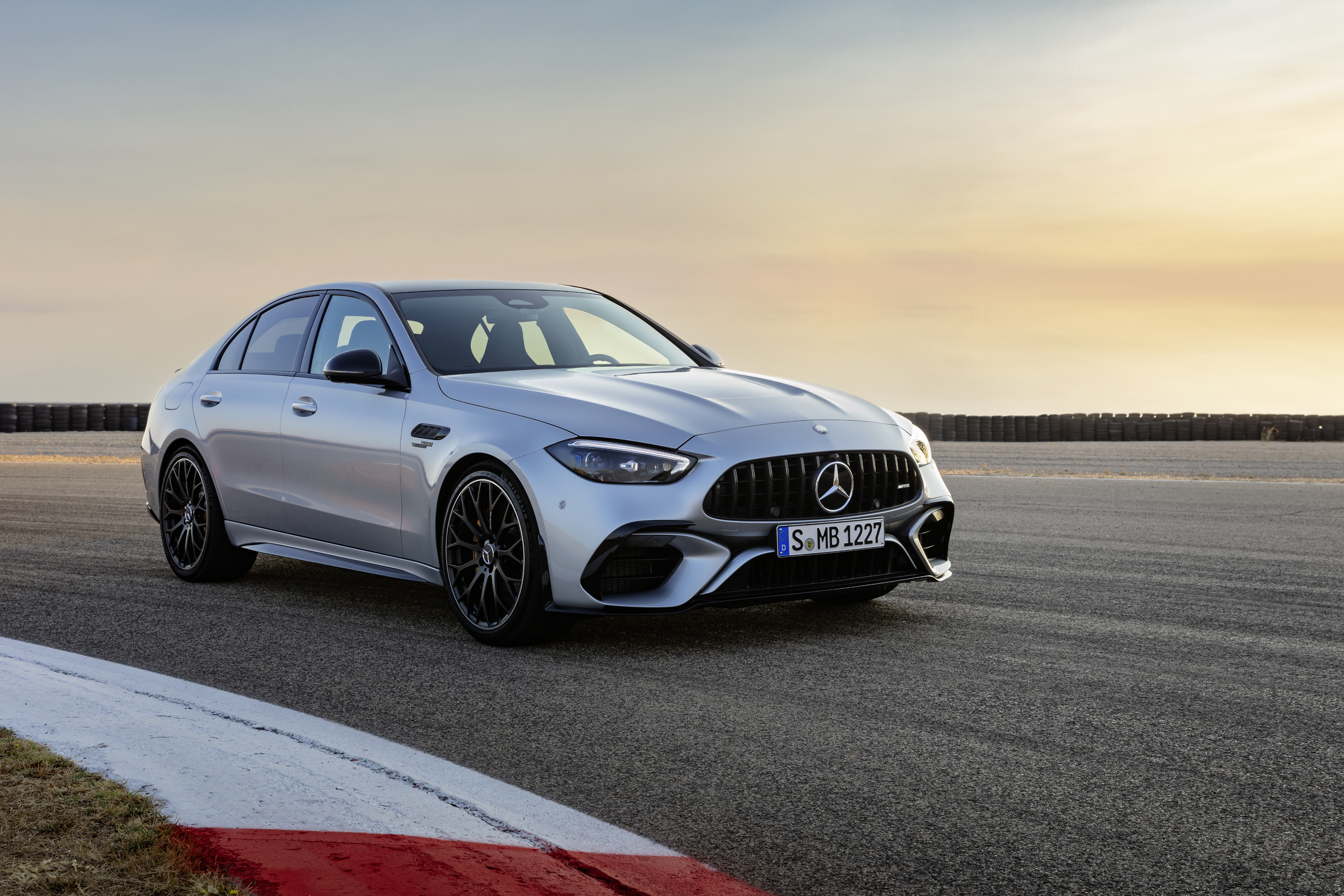 Mercedes-AMG C 63 SE berline : trois quarts avant droit sur circuit