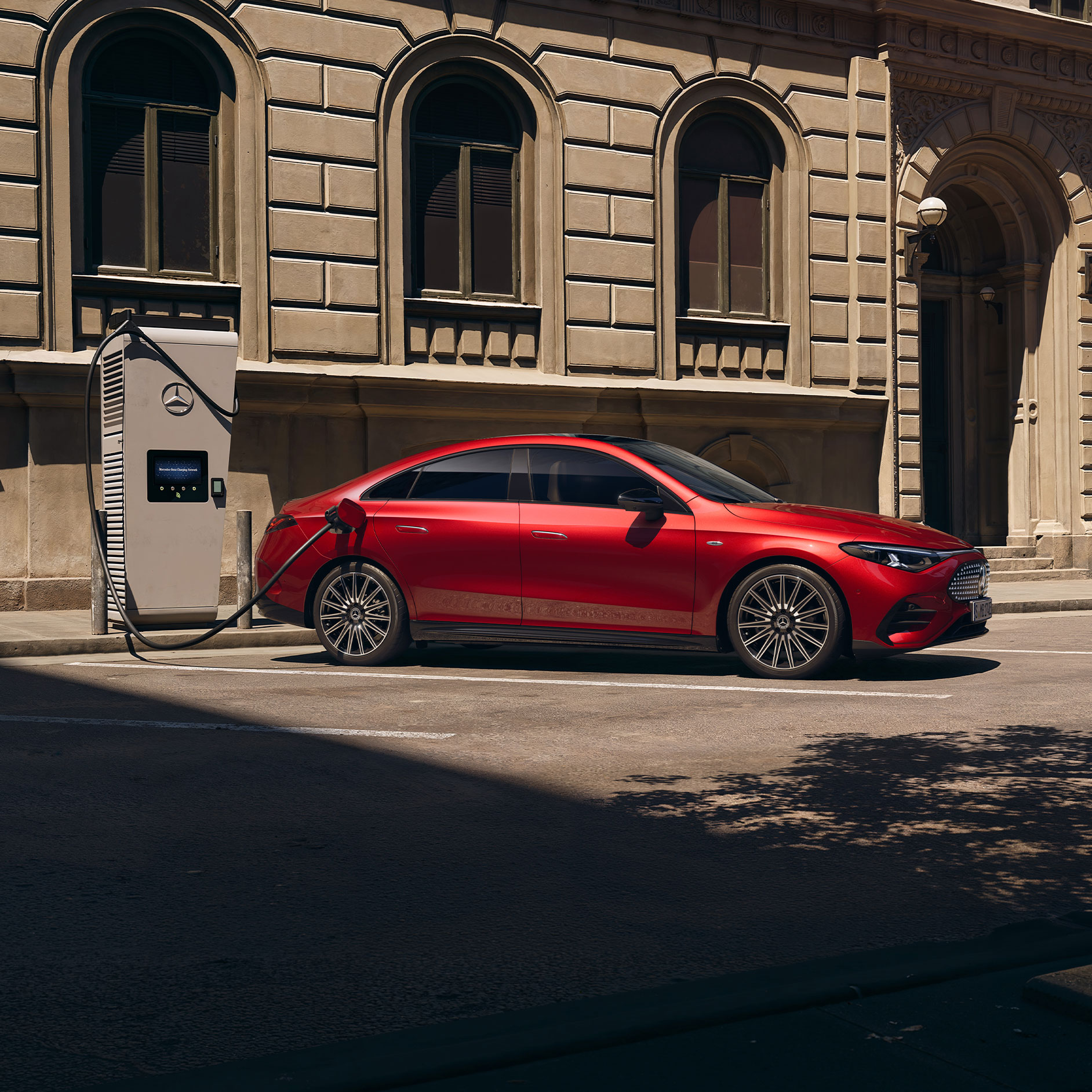 Mercedes CLA 2025 rouge : profil droit statique en charge