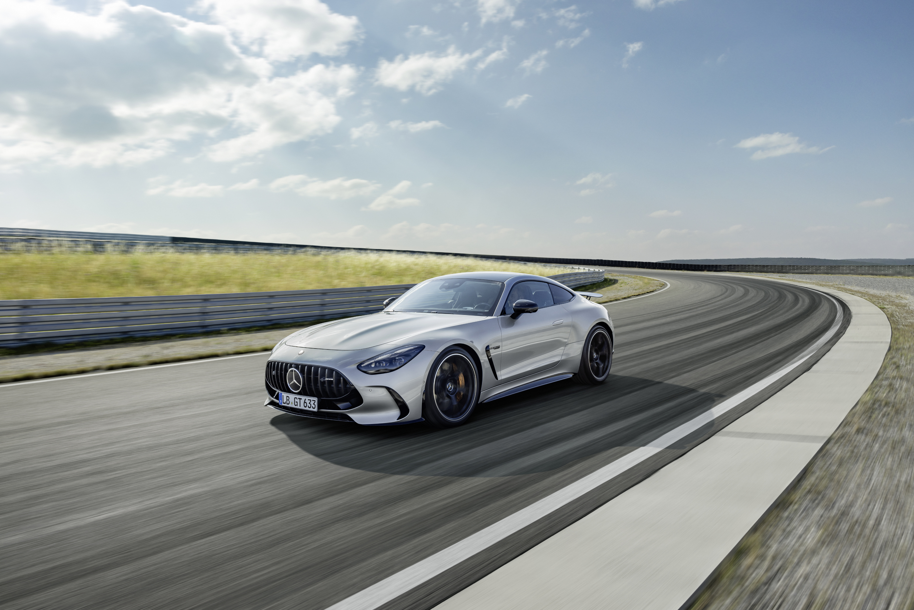 Mercedes-AMG GT 2023 : trois quarts avant gauche en virage sur circuit