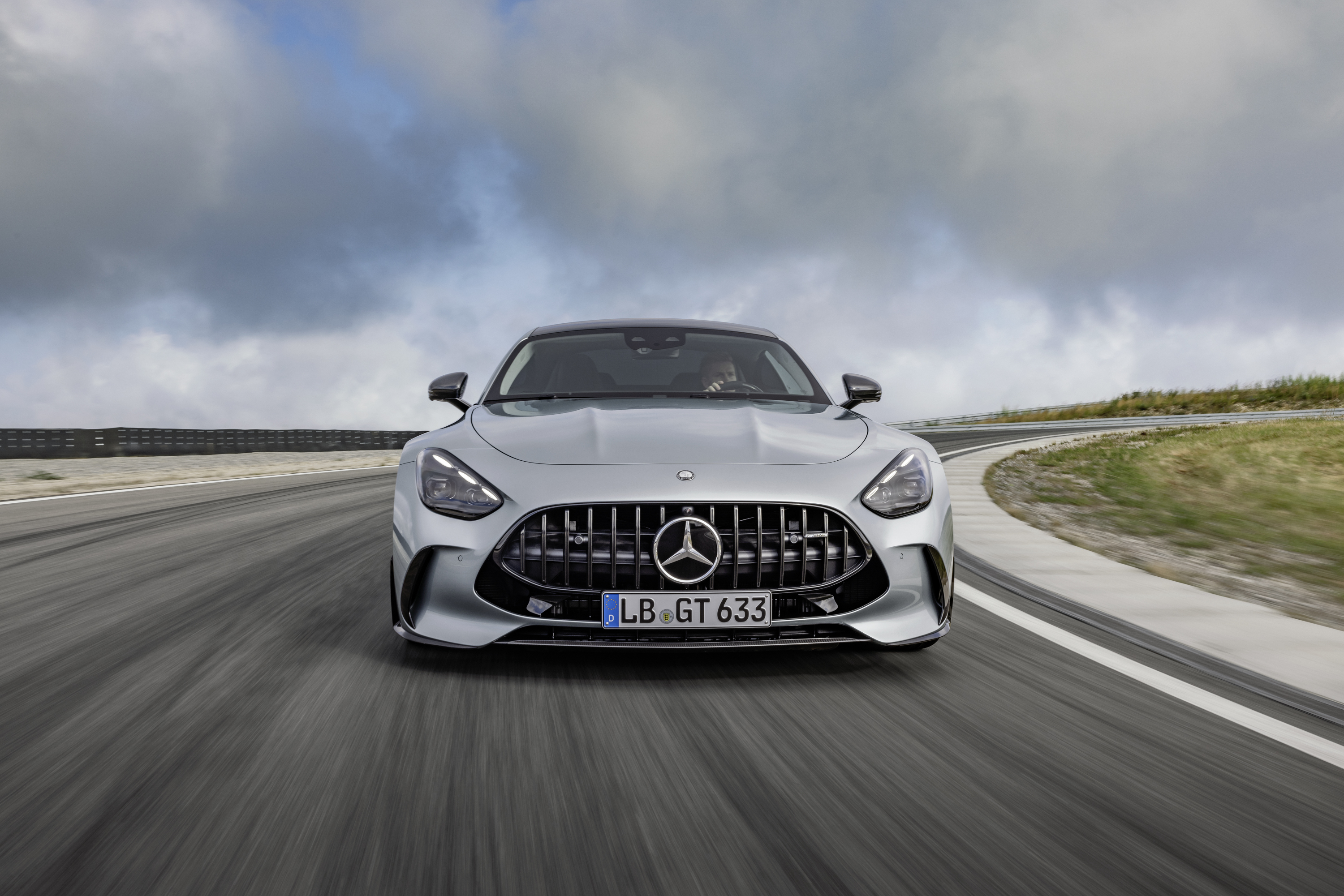 Mercedes-AMG GT 2023 : face avant sur circuit