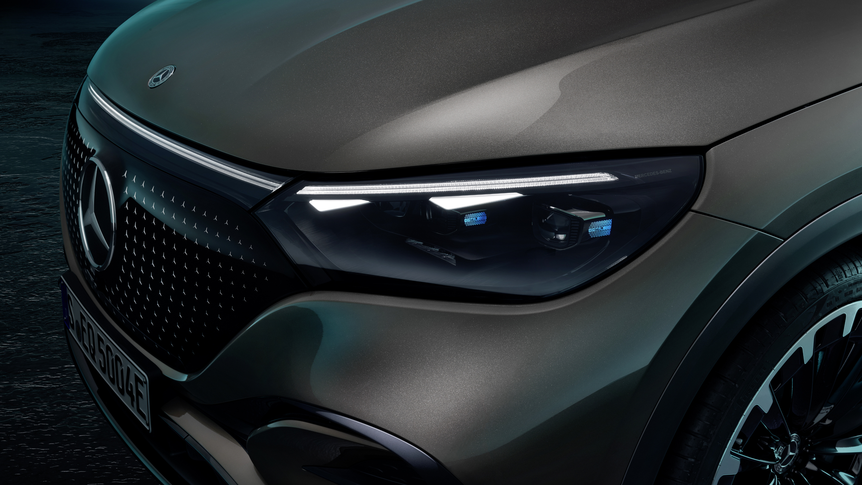 Mercedes EQE SUV 2022 : détail du phare avant Digital Light