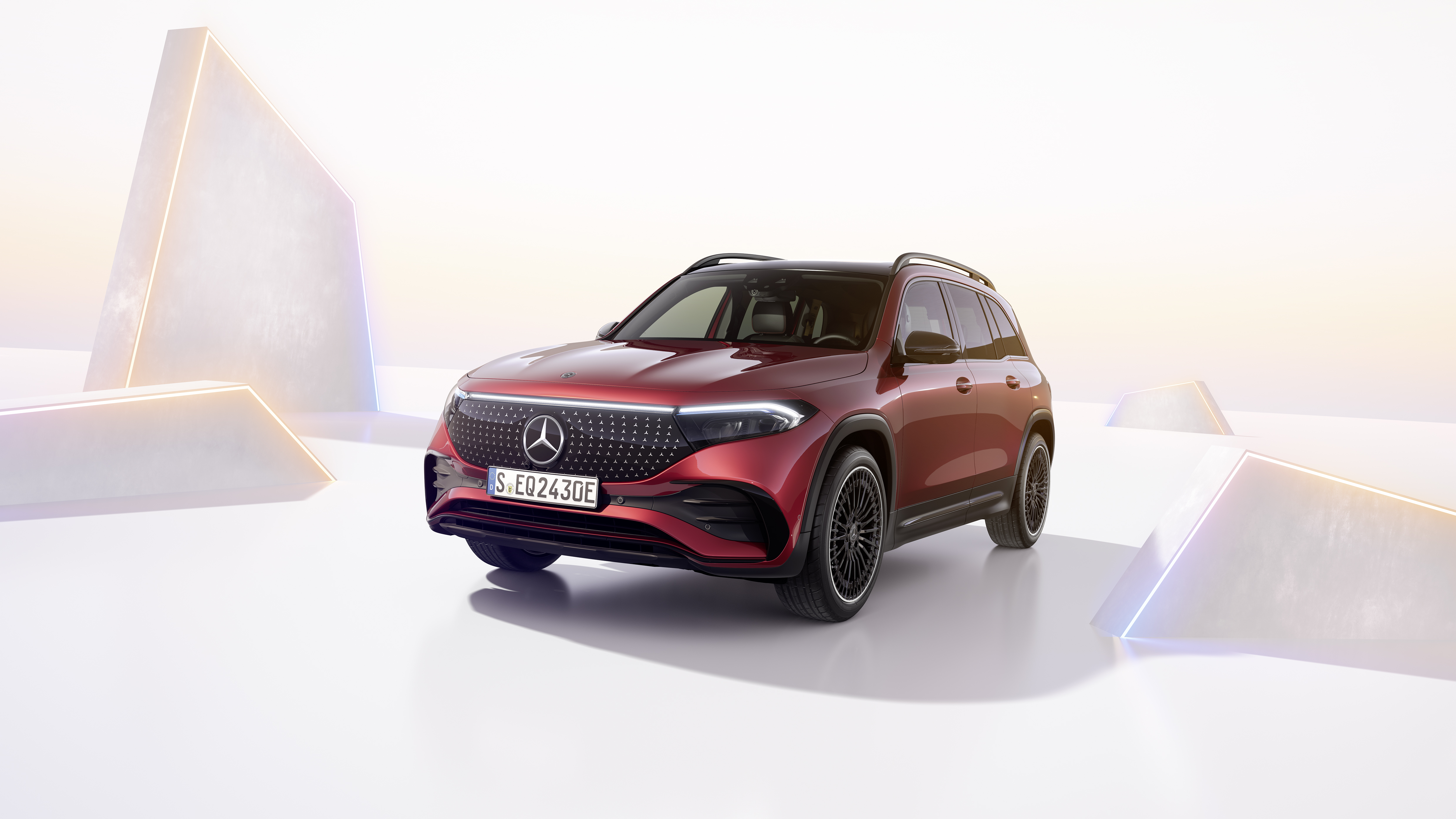 Mercedes EQB 2024 : trois quarts avant gauche statique