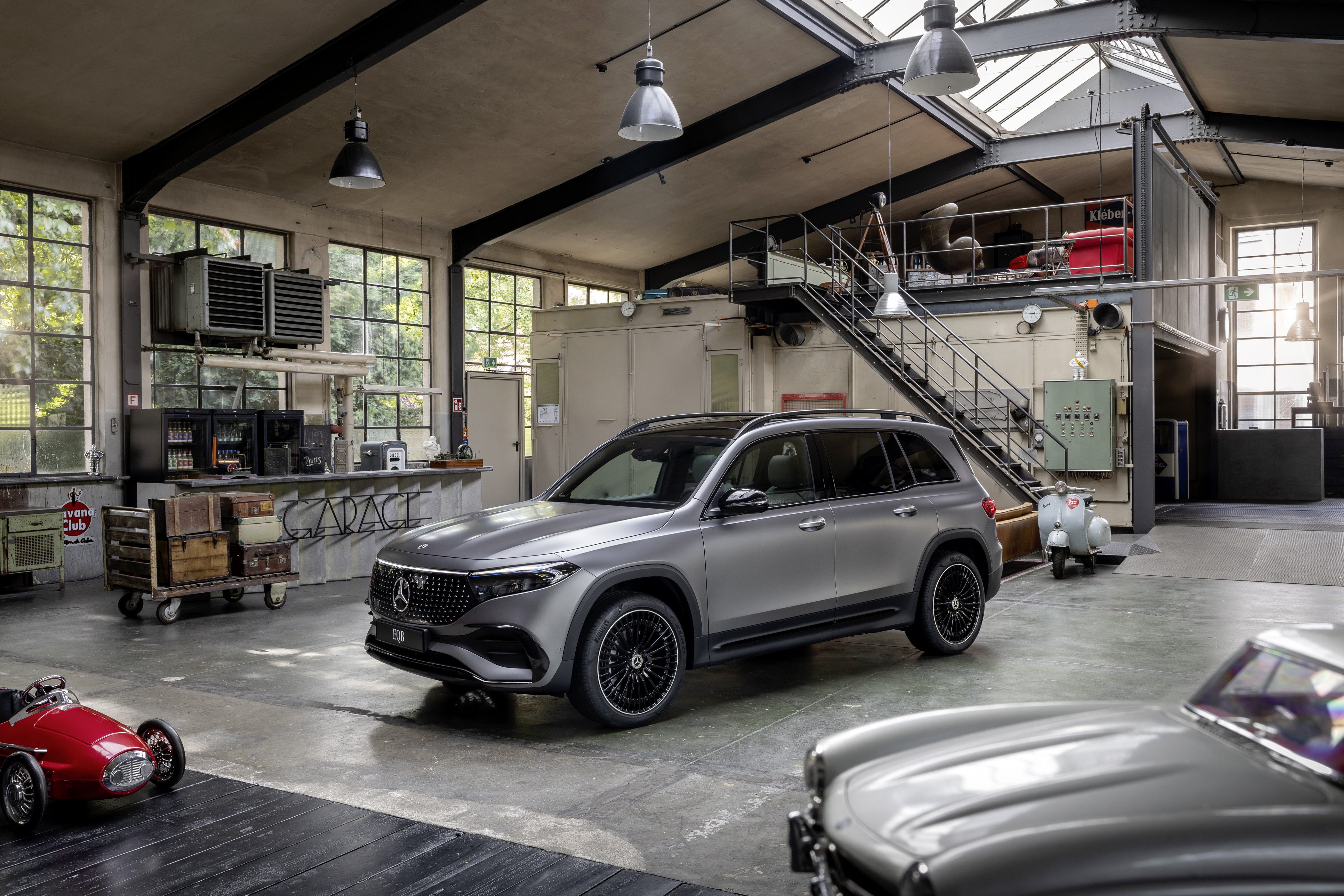 Mercedes EQB 2024 : trois quarts avant gauche en studio