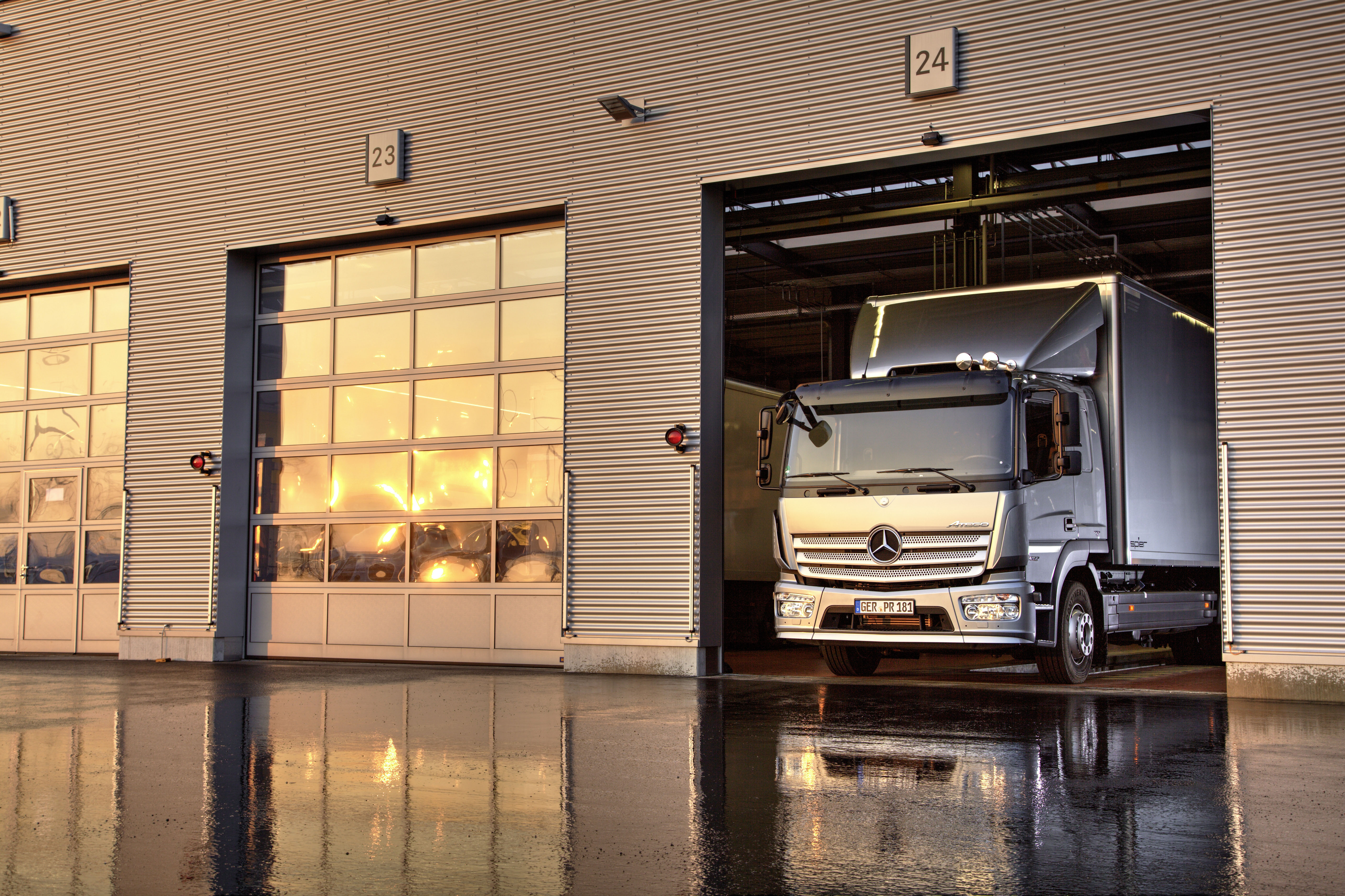 Mercedes-Benz Atego dans garage