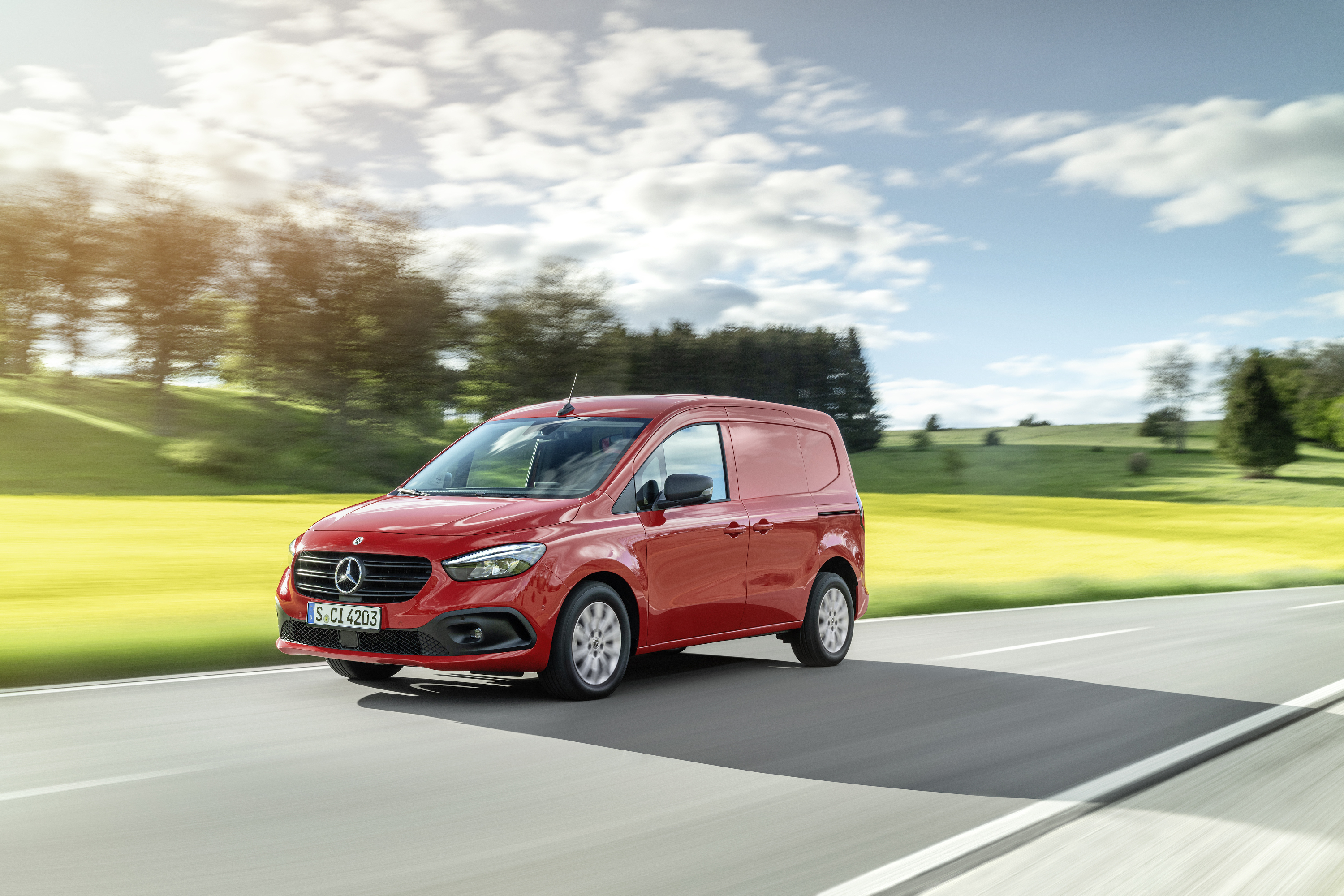 Mercedes-Benz Citan 2021 rouge trois quarts avant sur route