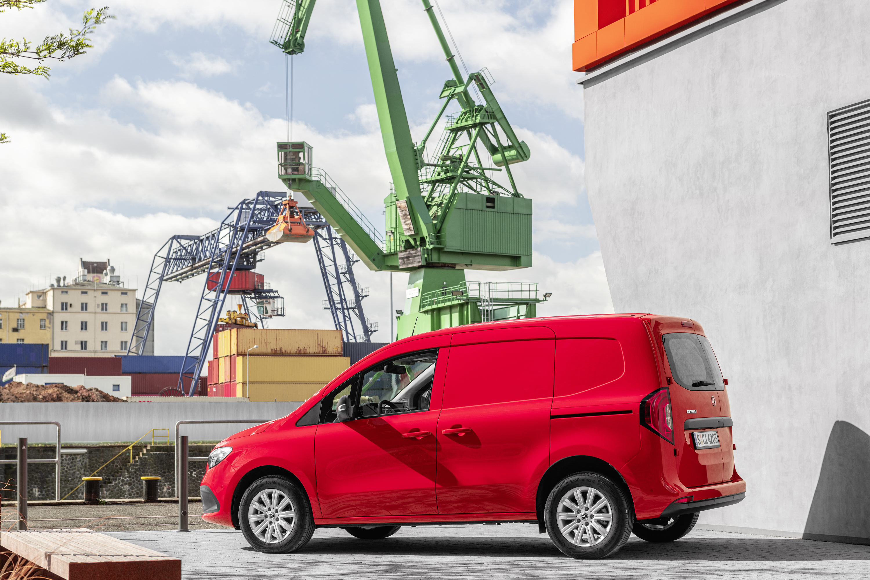 Mercedes-Benz Citan 2021 rouge de profil sur un port
