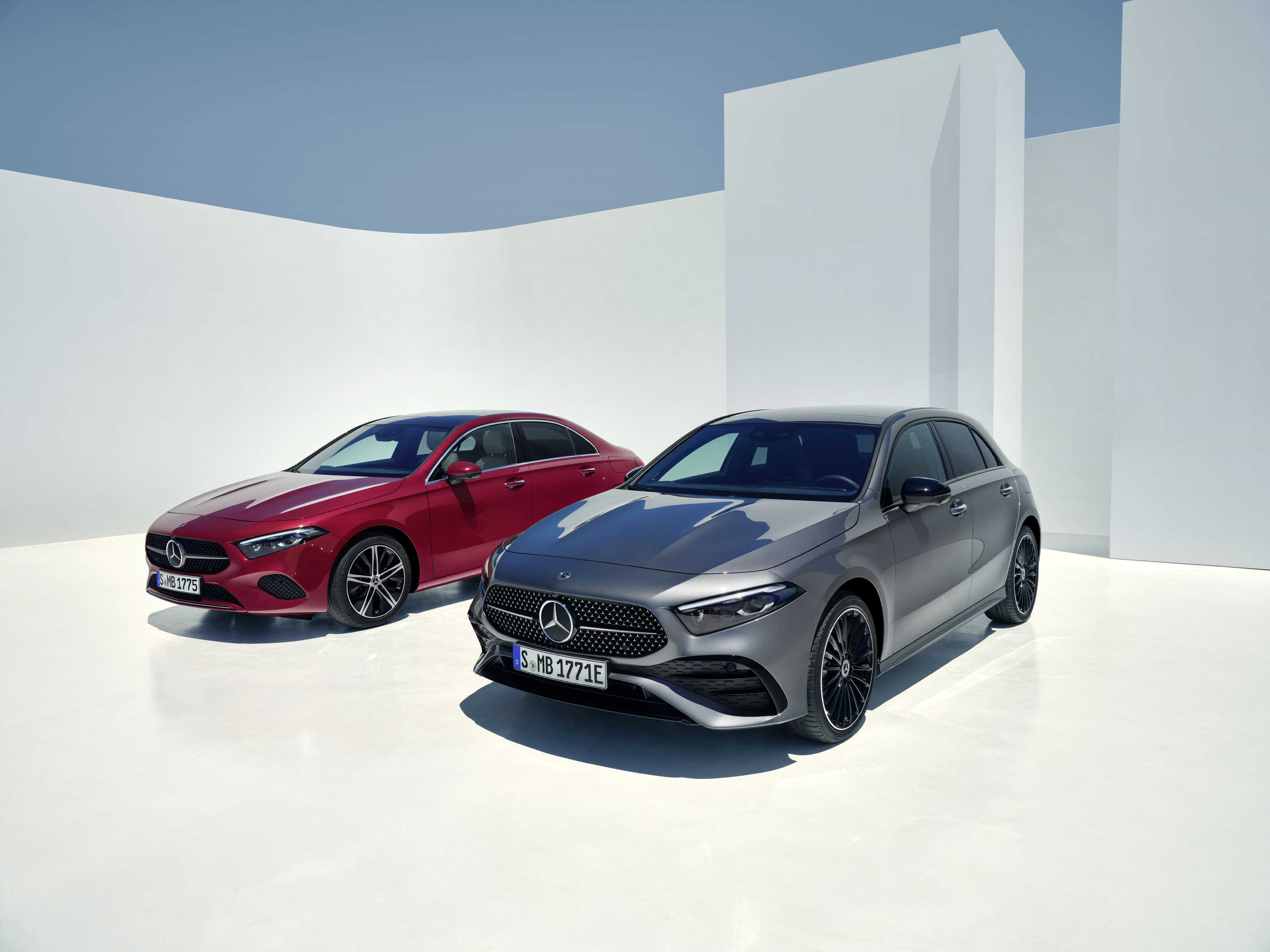 Mercedes Classe A 2023 : Berline et hatchback côté à côte de trois quart avant