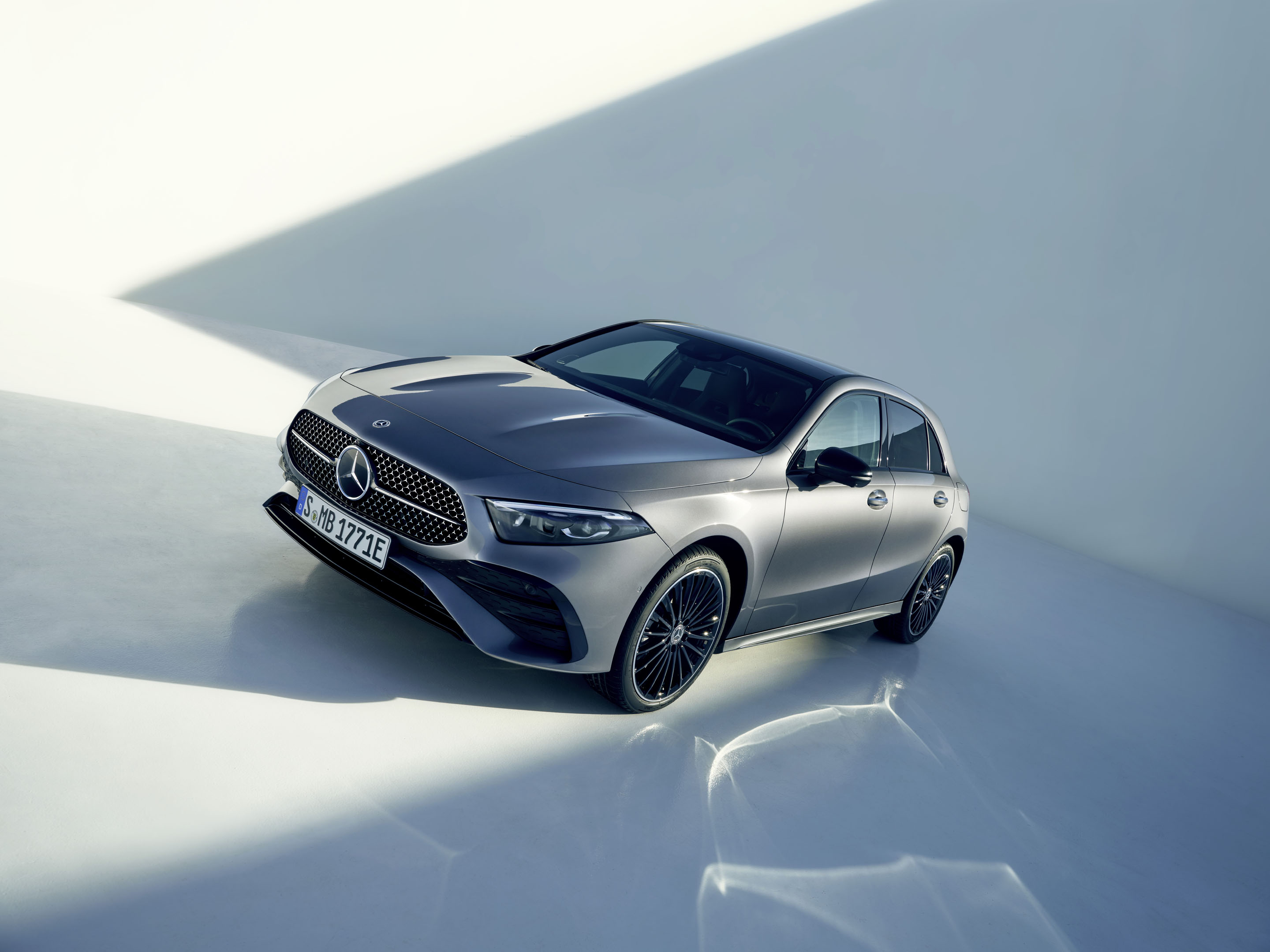Mercedes Classe A 2023 : Trois quart avant gauche en biais