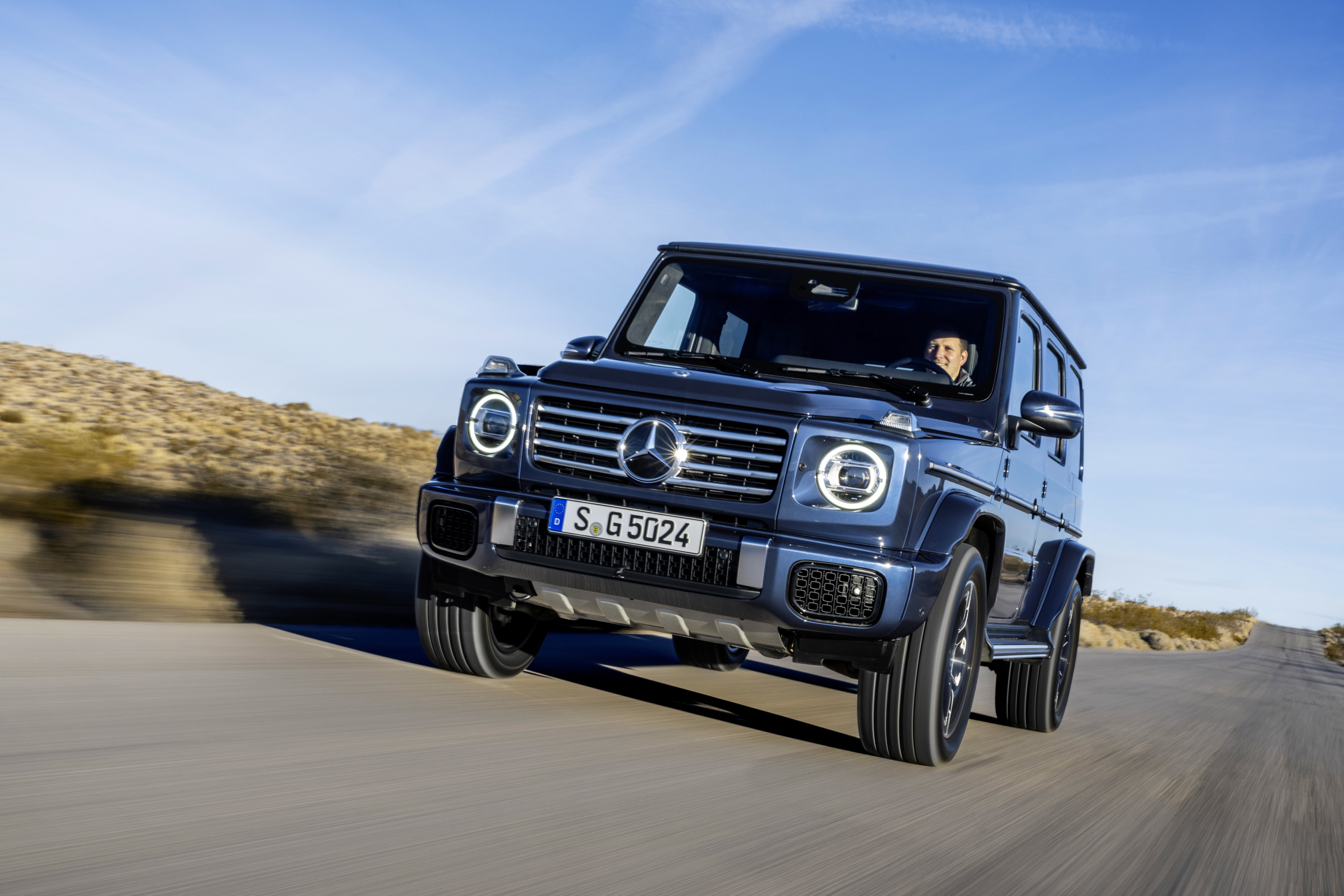 Mercedes Classe G 500 2024 : face avant sur route en contre-plongée
