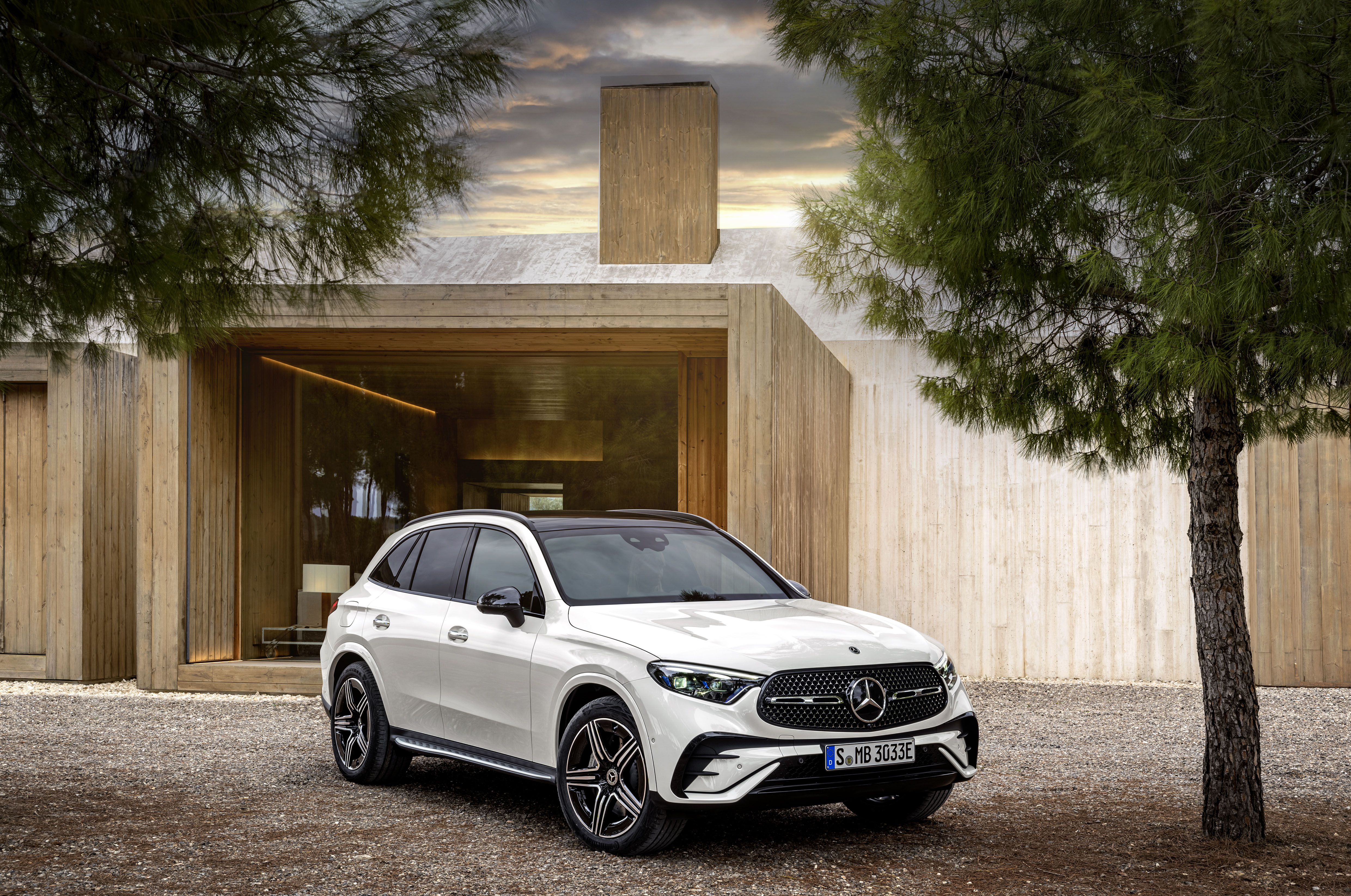 Mercedes-Benz GLC 2022 : trois quart avant droit statique