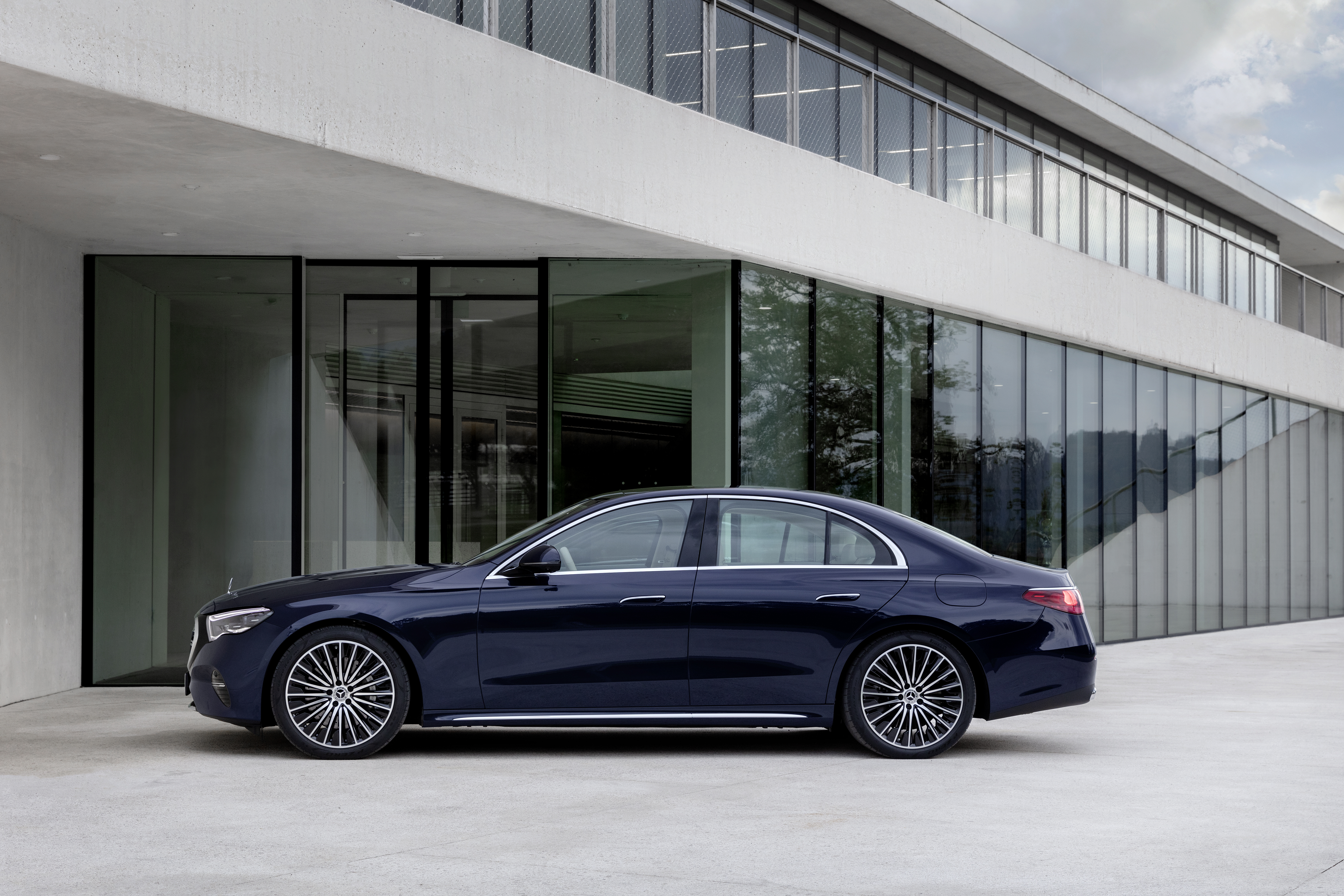 Mercedes Classe E 2023 : profil gauche statique