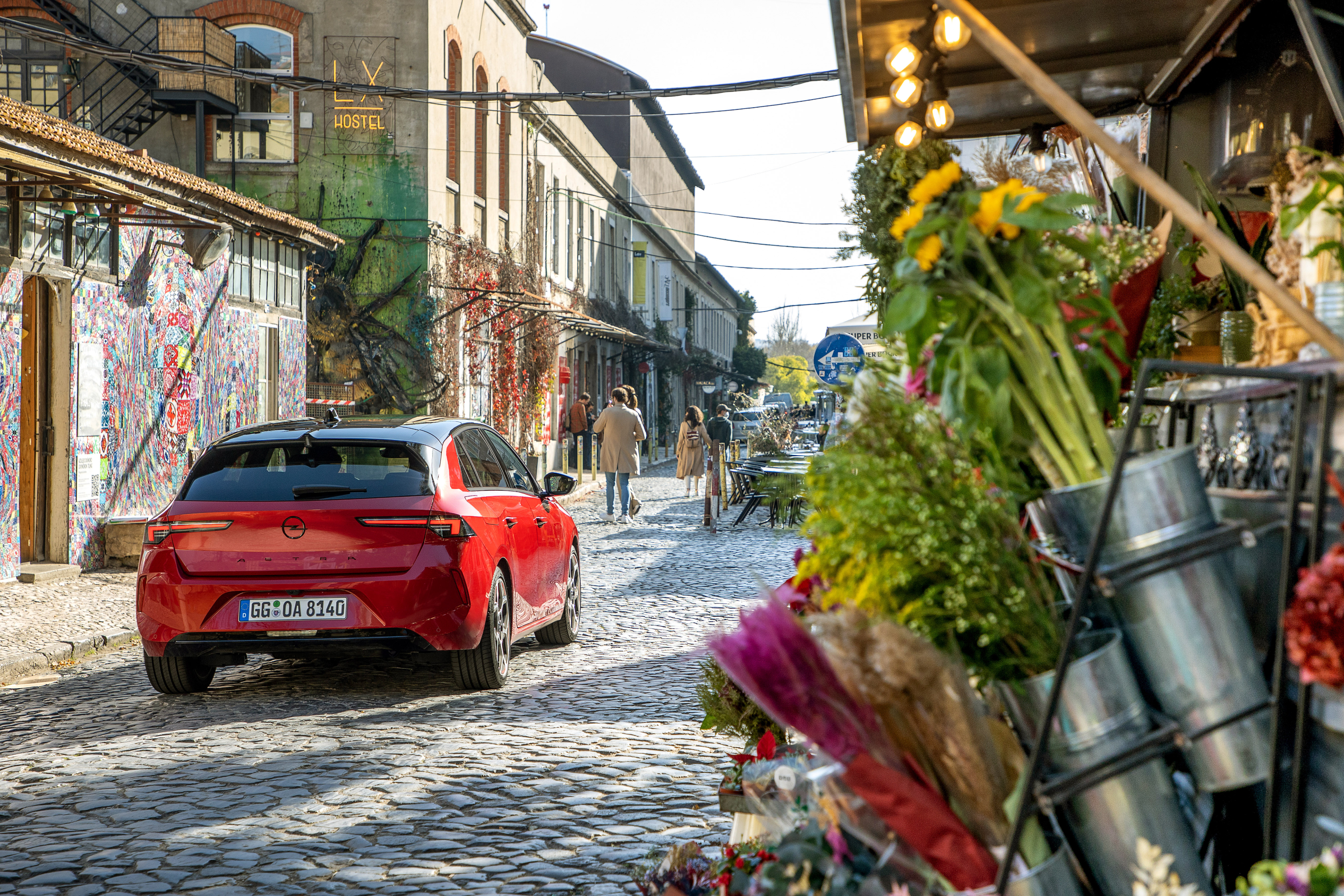 Opel Astra 2022 : trois quarts arrière droit dans la rue