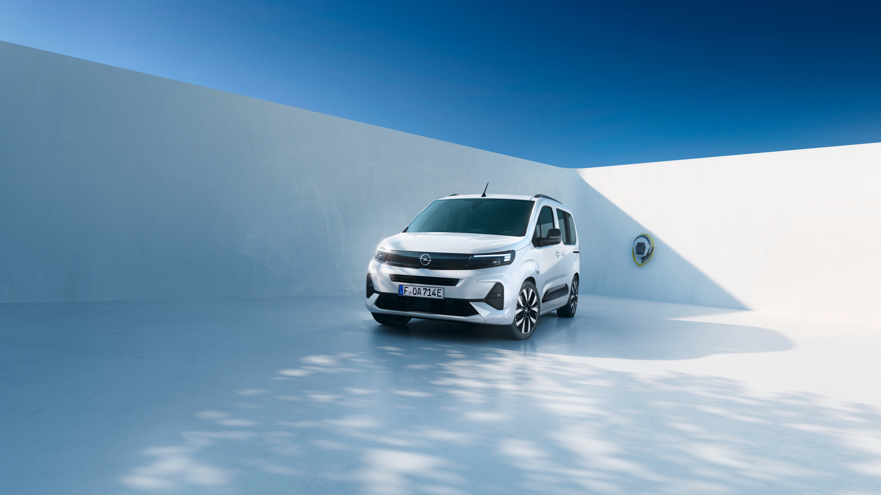 Opel Combo 2024 : trois quarts avant gauche statique