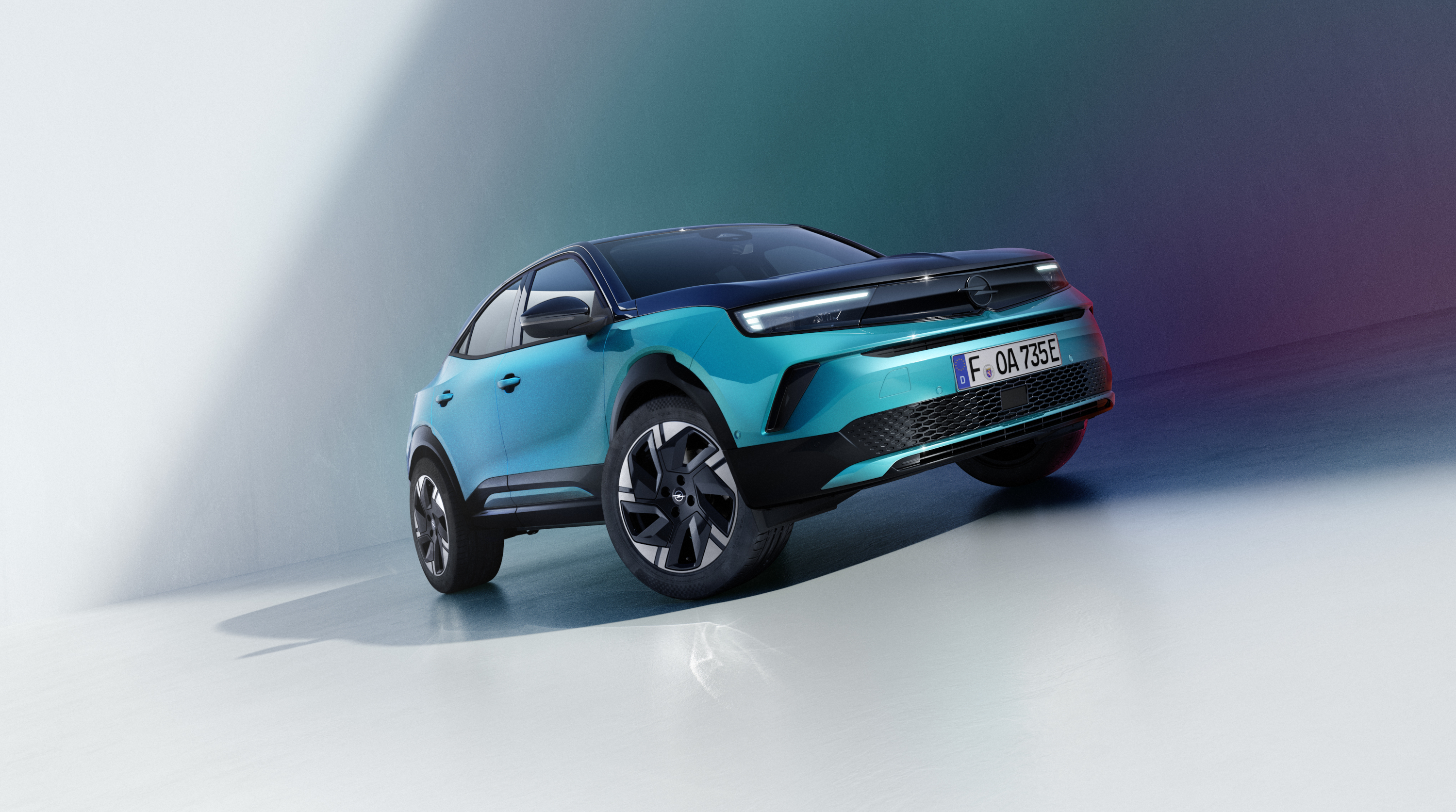 Opel Mokka 2025 : trois quarts avant droit statique en contre-plongée