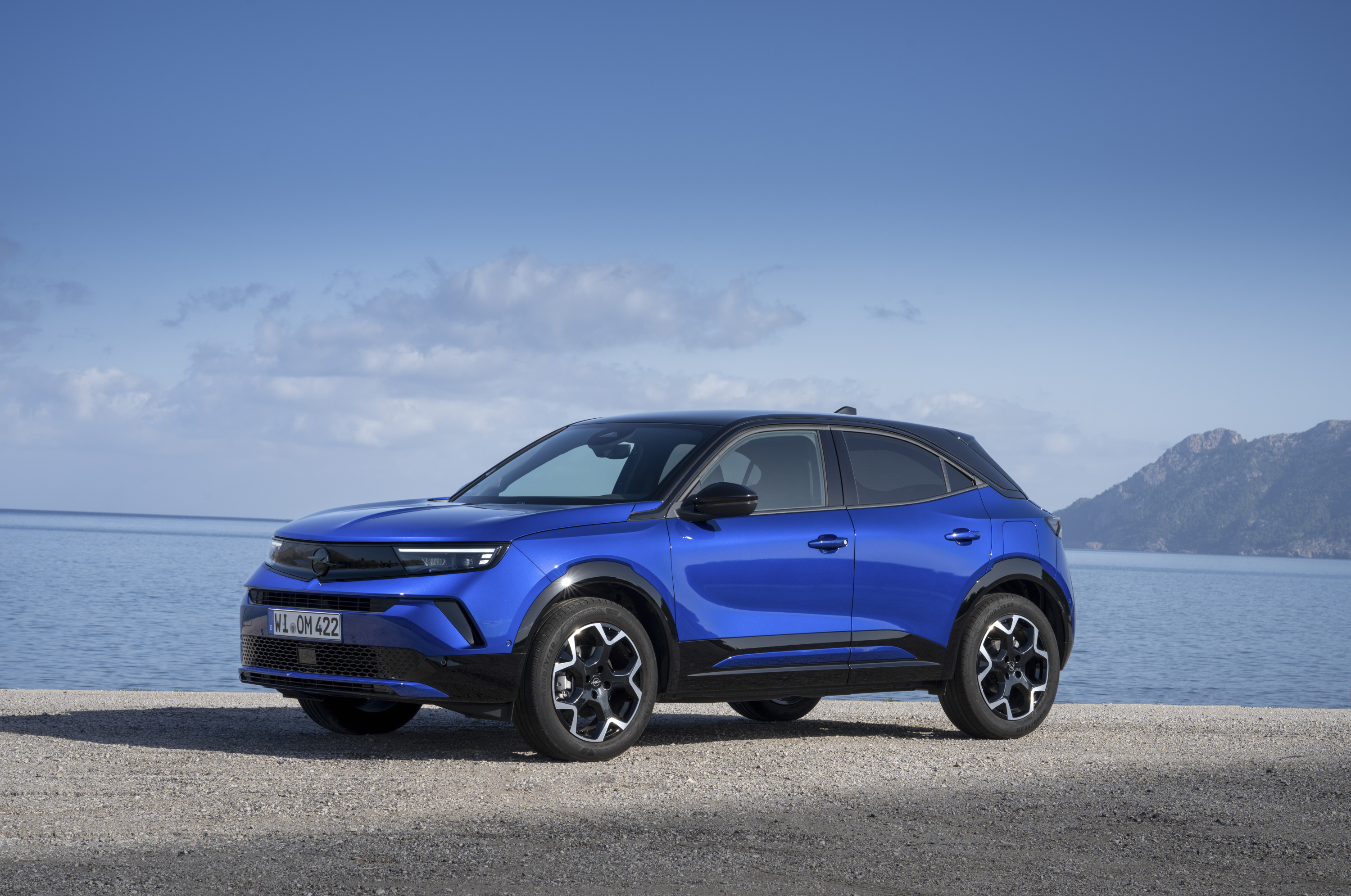 Opel Mokka 2025 : trois quarts avant gauche statique en bord de mer