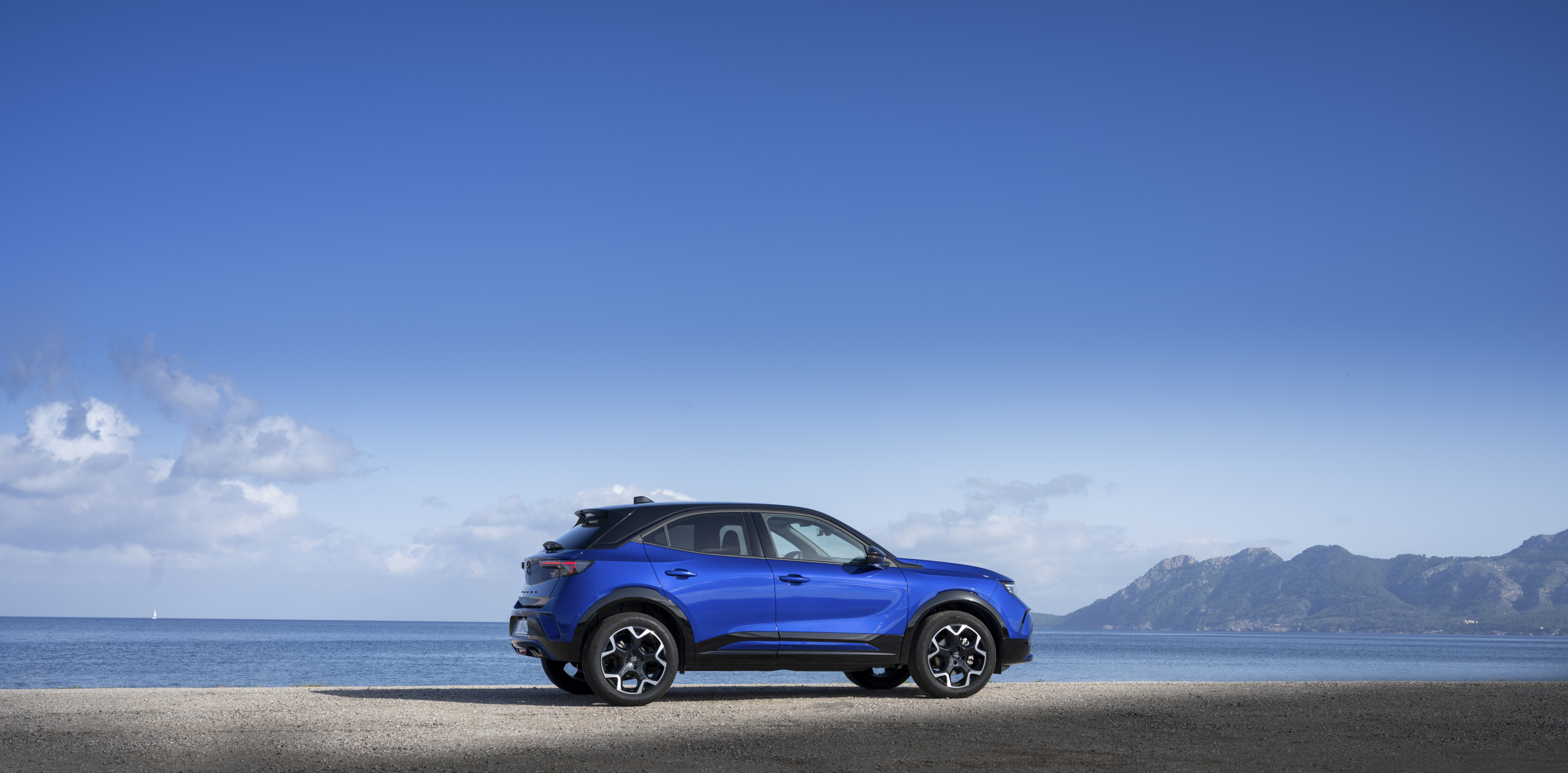 Opel Mokka 2025 : profil droit statique en bord de mer