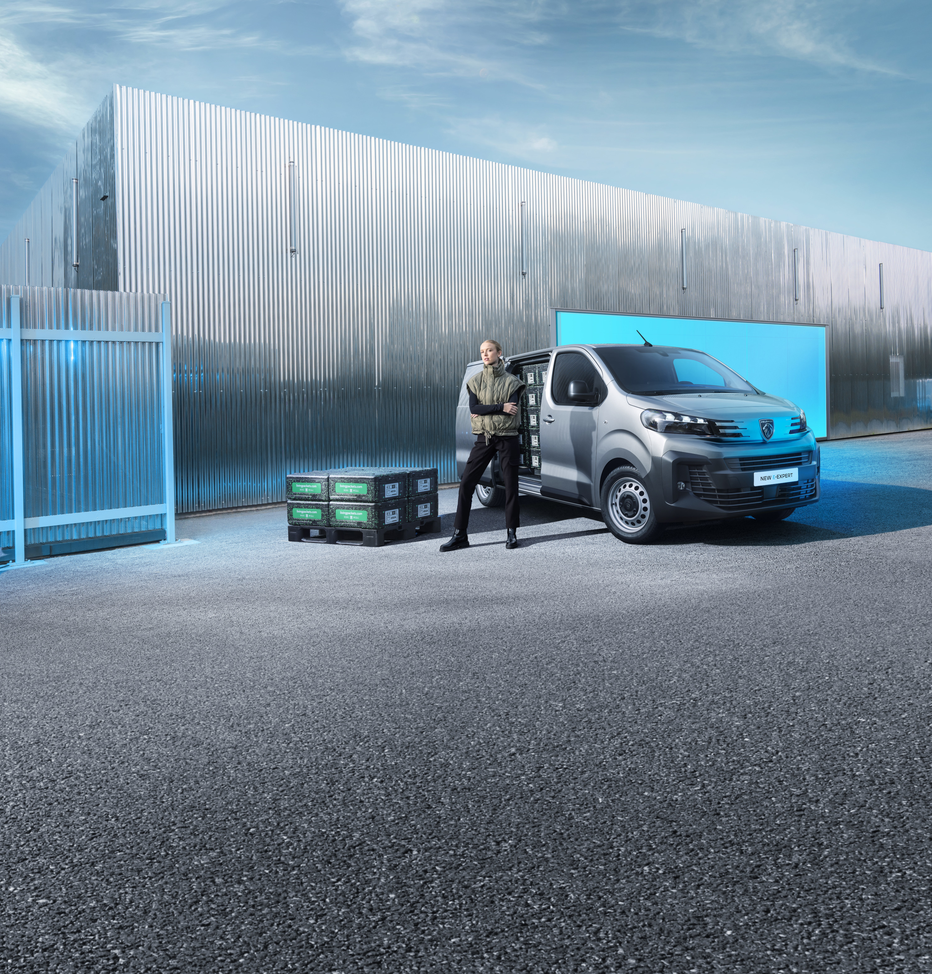 Peugeot Expert 2024 : trois quarts avant droit avec modèle