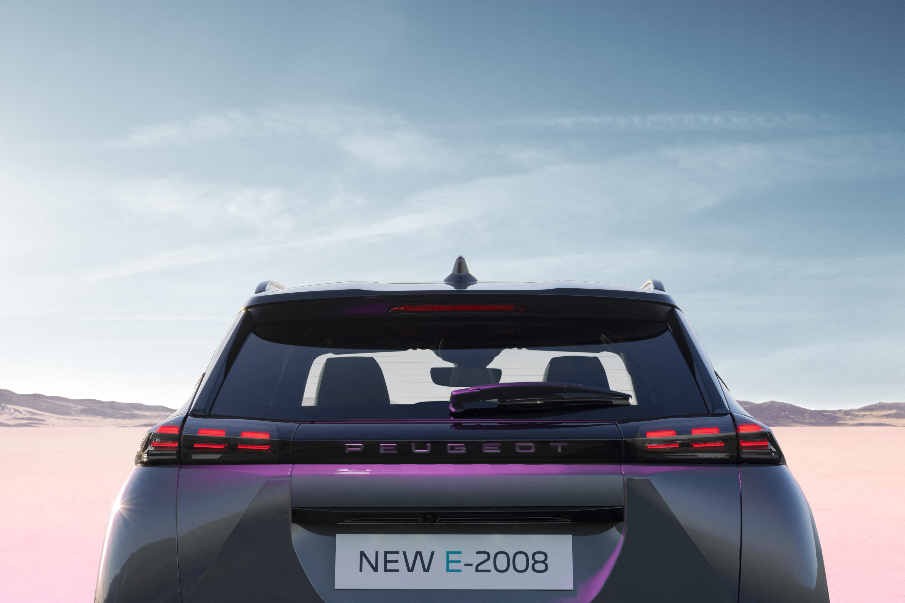 Peugeot 2008 2023 : détail face arrière avec bandeau noir et feux