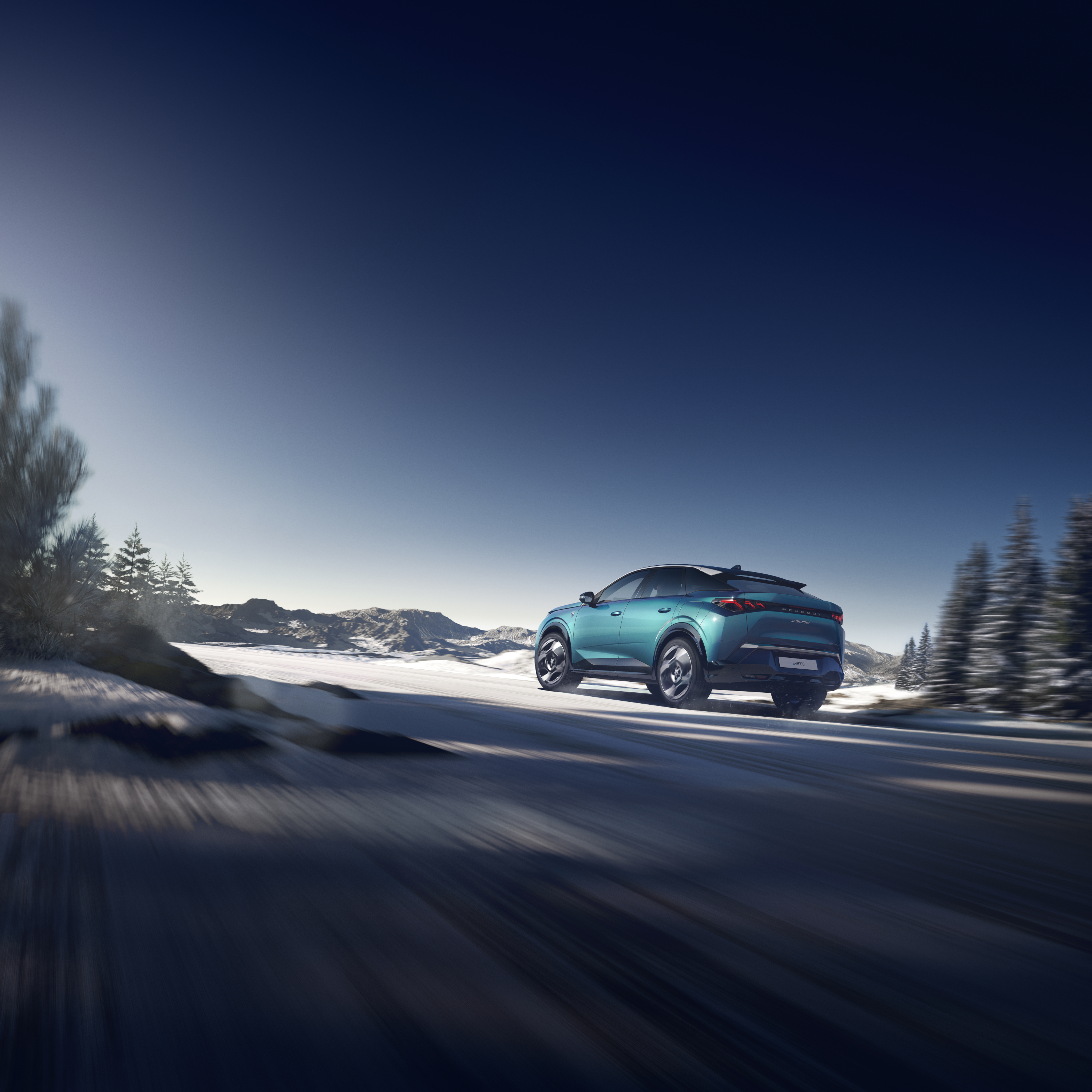 Peugeot 3008 Dual Motor 2025 : trois quarts arrière gauche sur route enneigée