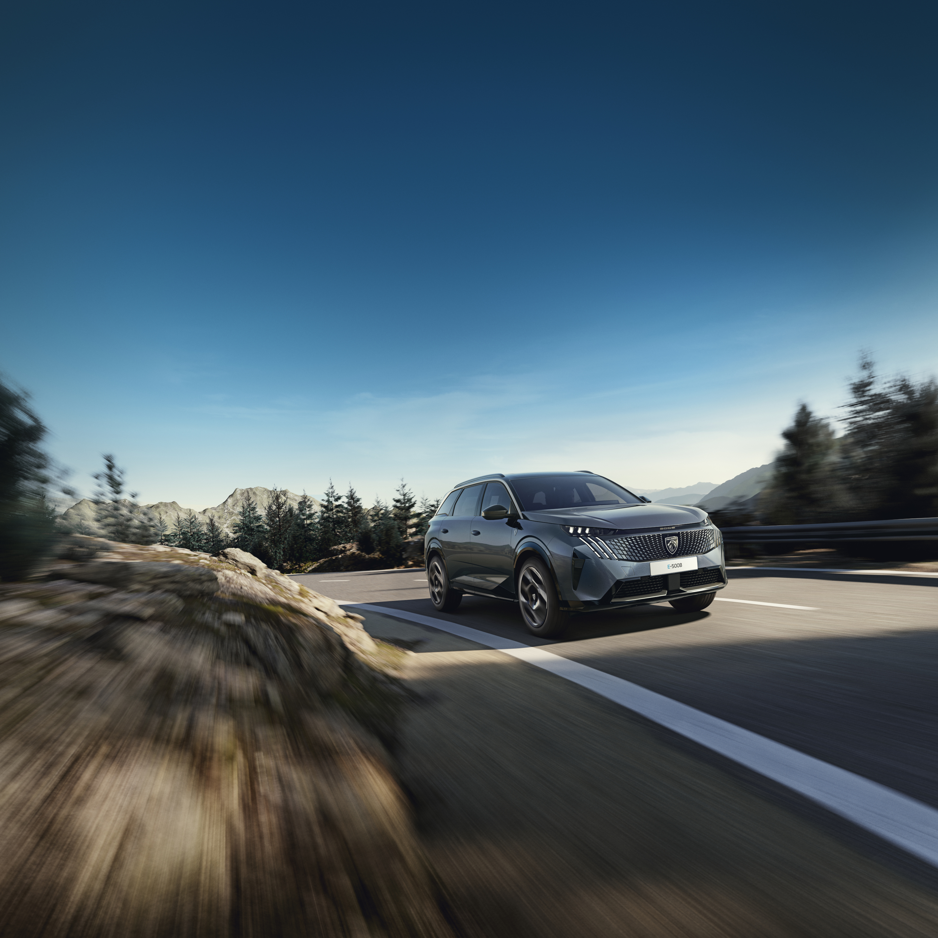 Peugeot 5008 Dual Motor 2025 : trois quarts avant droit sur route