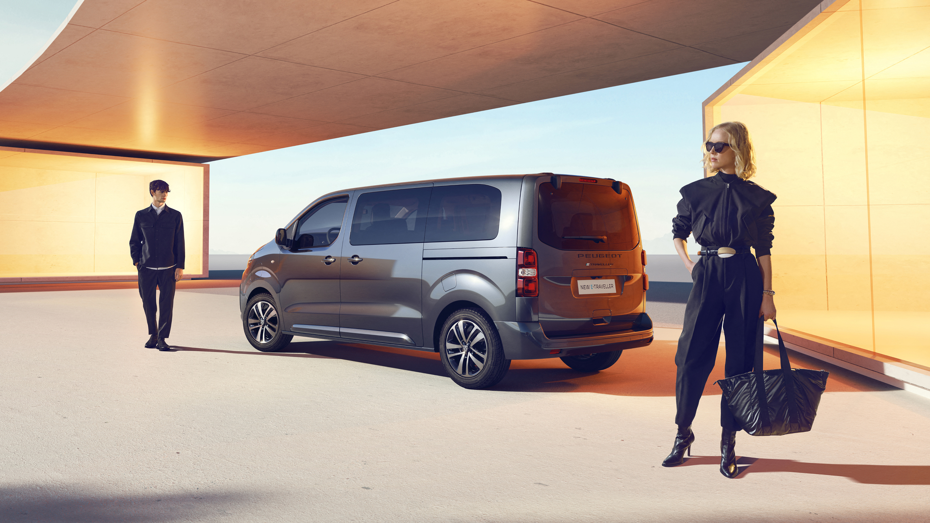 Peugeot Traveller 2024 : trois quarts arrière gauche statique avec modèles