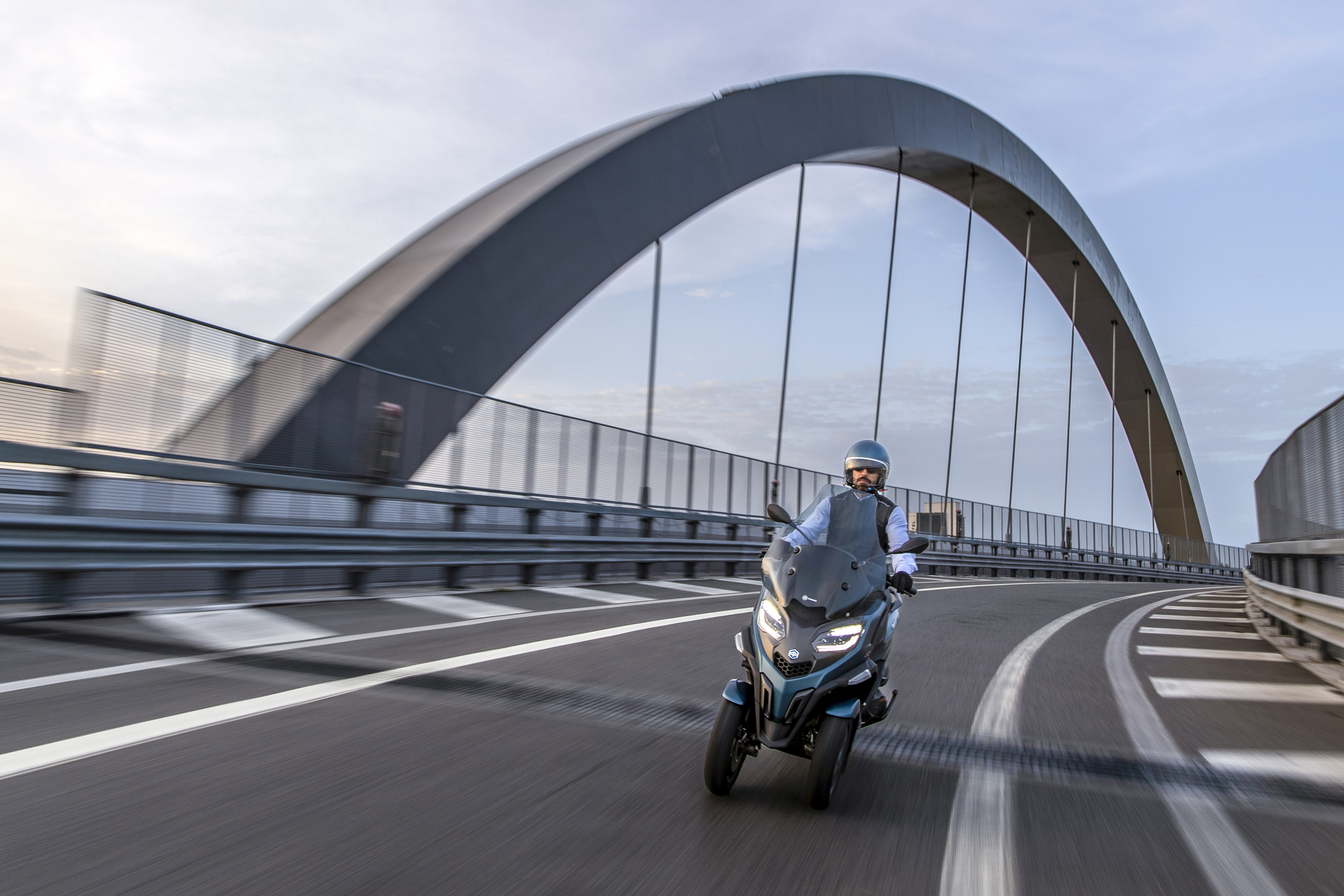 Piaggio MP3 530 Exclusive face avant sur la route