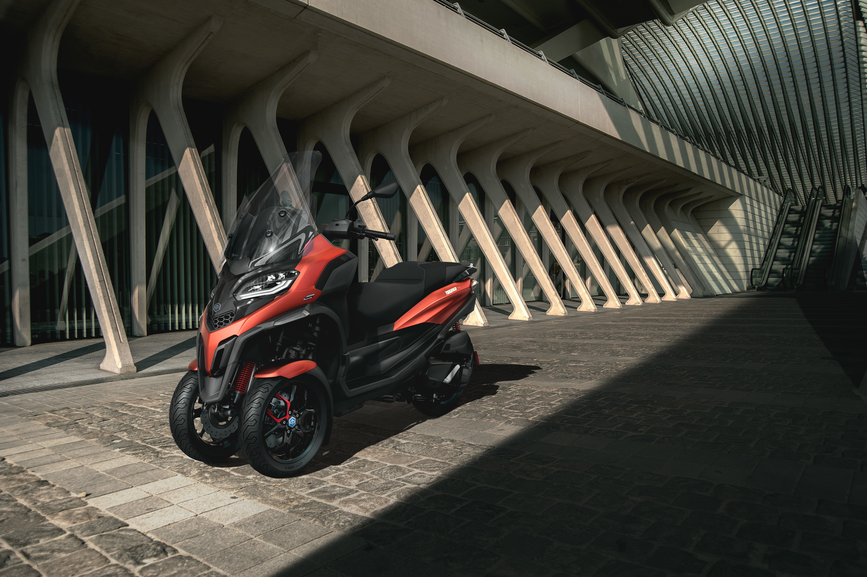 Piaggio MP3 Sport 400 trois quarts avant gauche