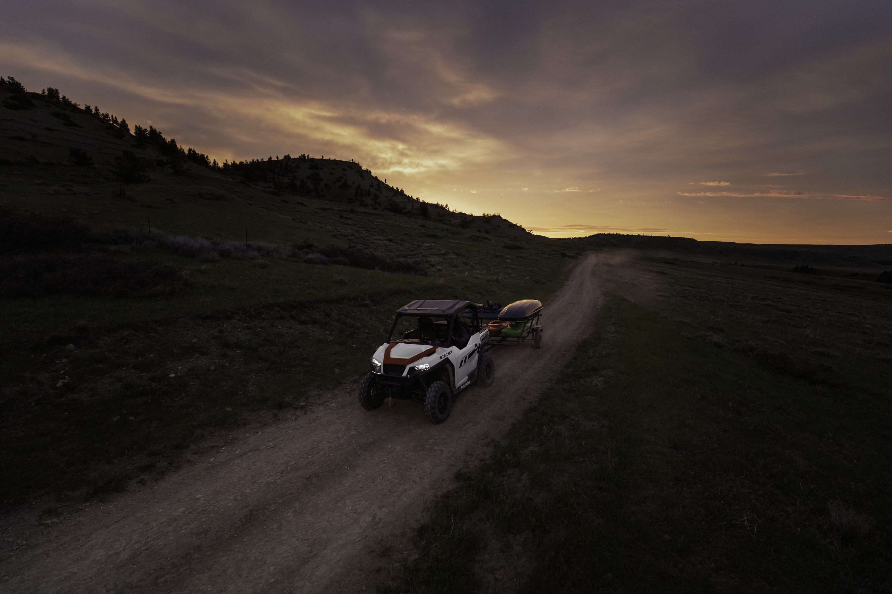 Polaris General 2023 : sur chemin avec remorque