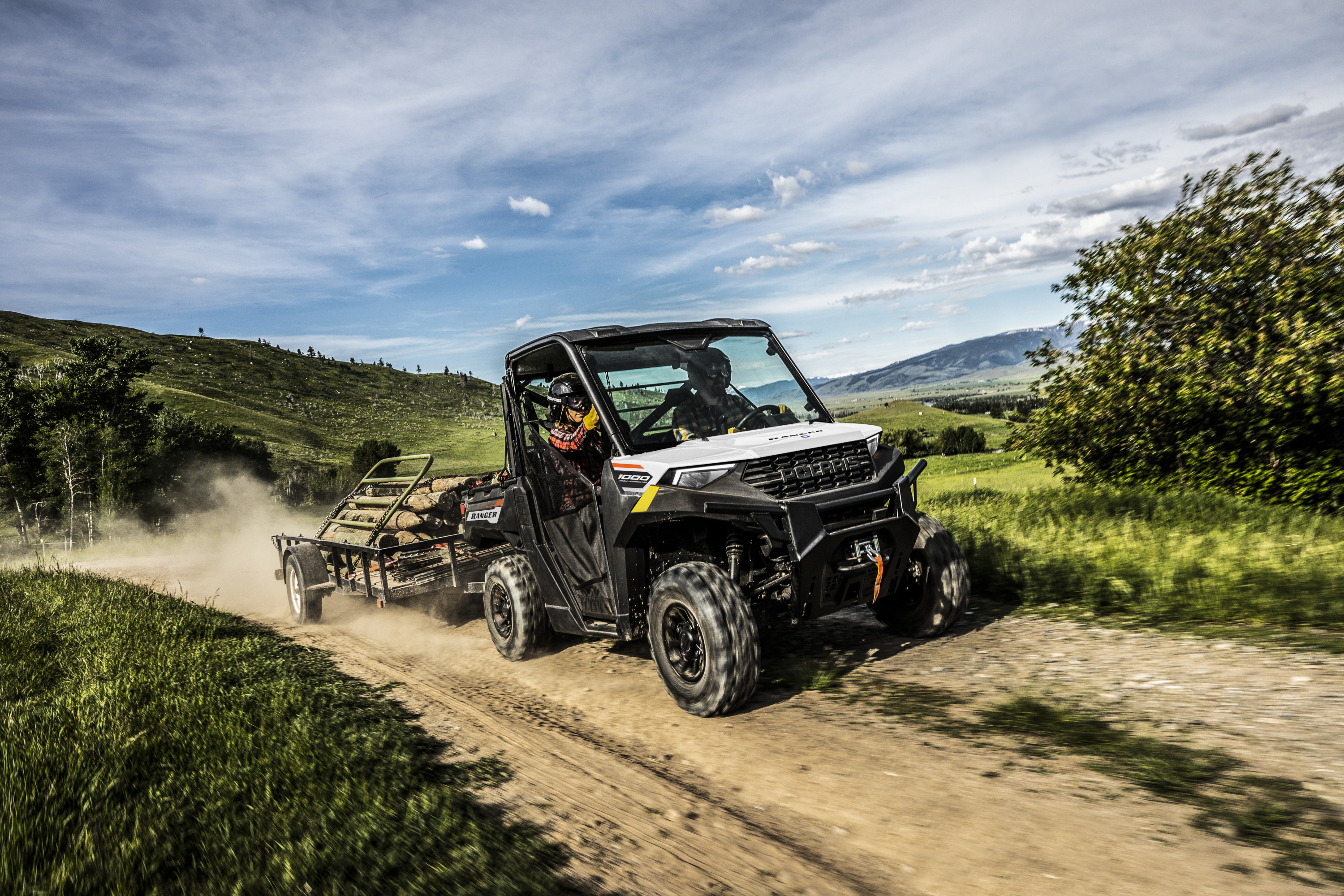 Polaris Ranger 1000 2023 : trois quarts avant sur chemin avec remorque