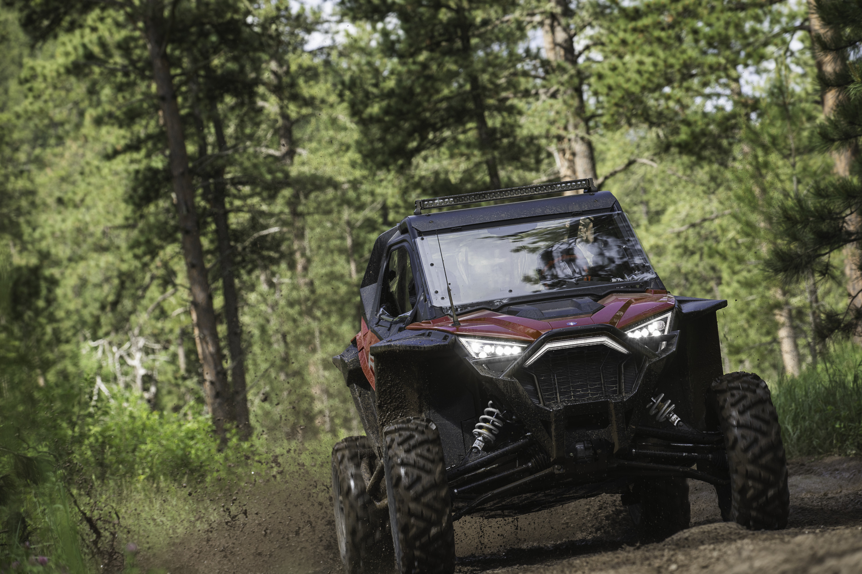 Polaris RZR Pro XP Ultimate 2023 : face avant sur chemin