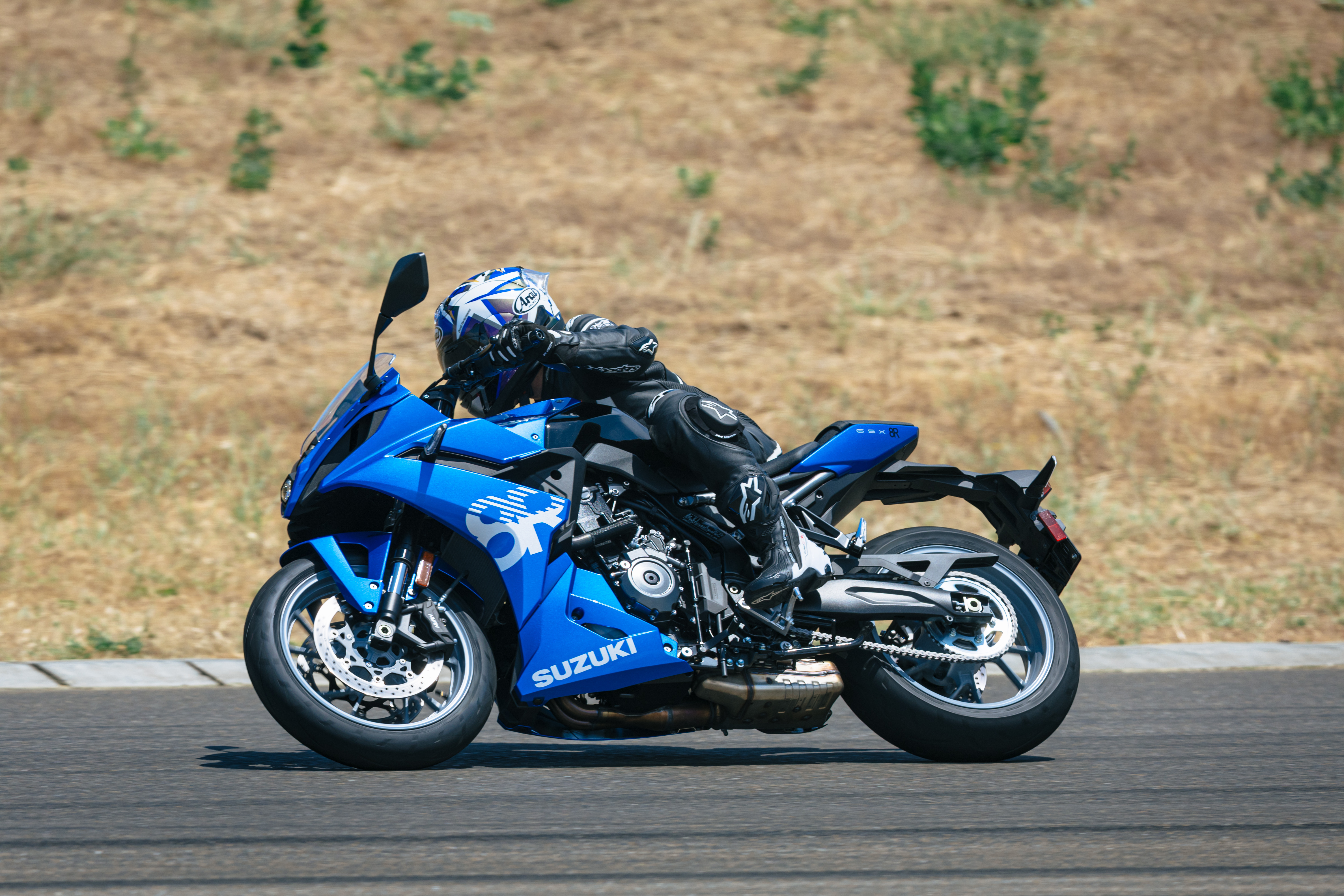 Suzuki GSX-8R inclinée