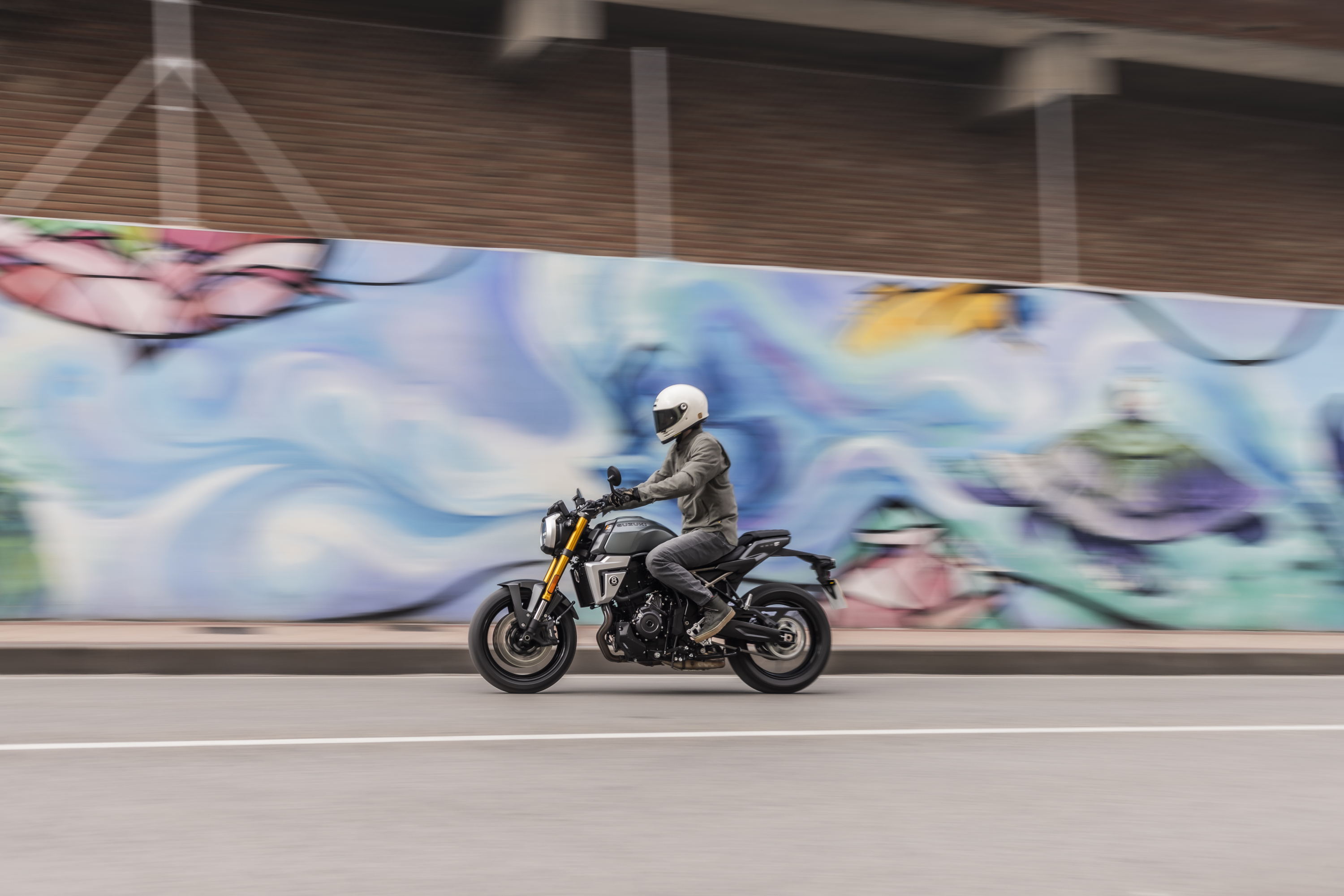 Suzuki 800T sur route urbaine