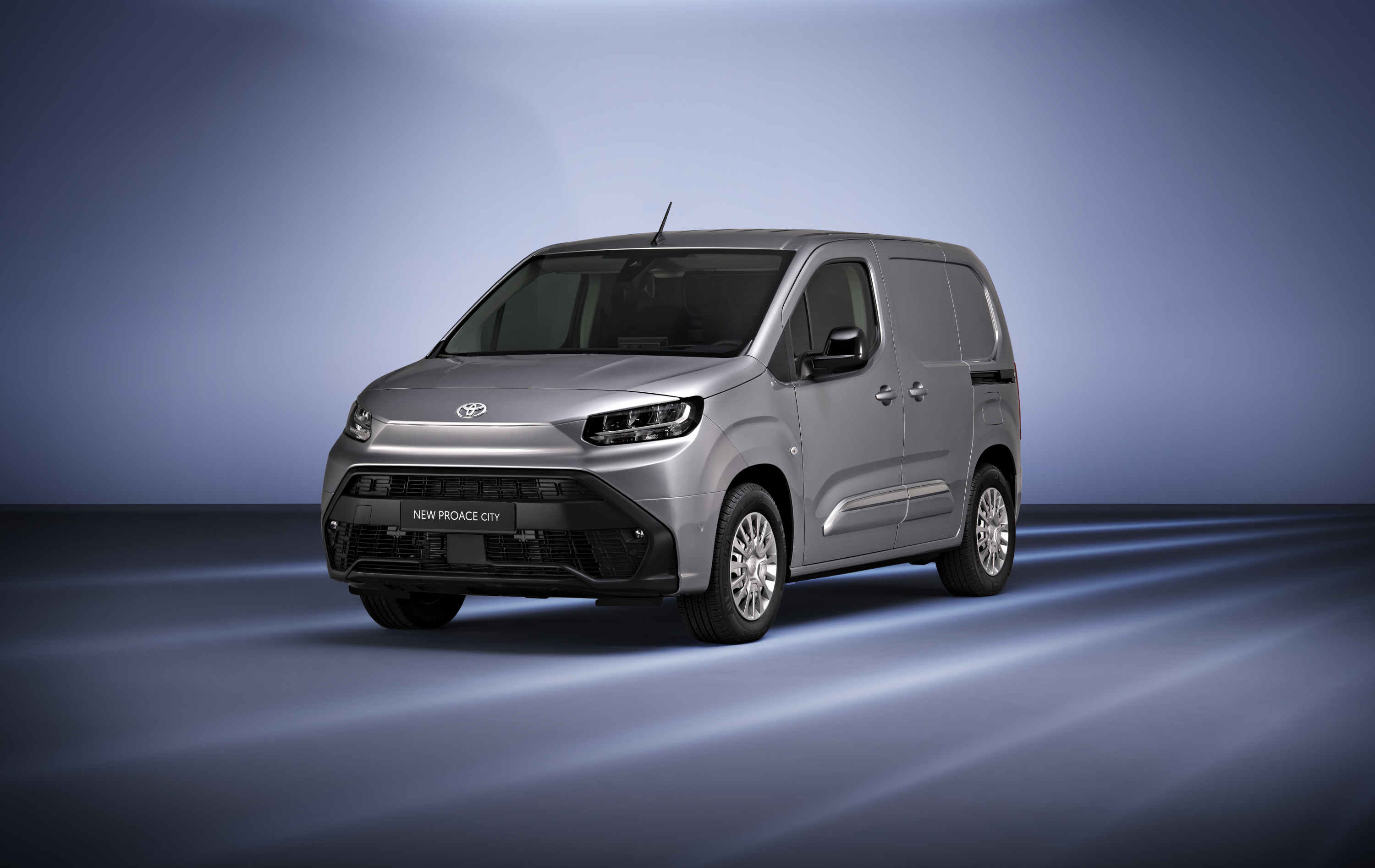 Toyota Proace City 2024 : trois quarts avant gauche statique