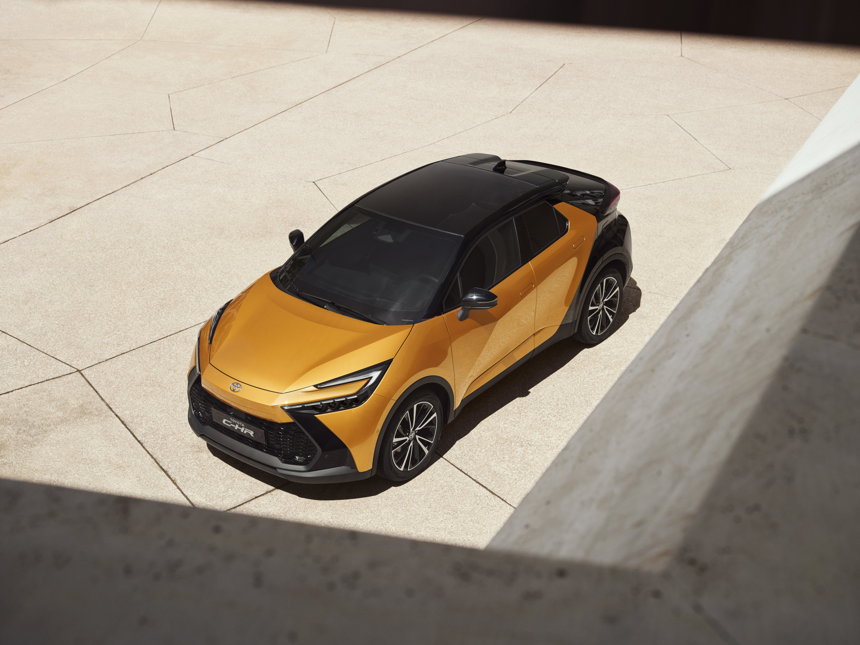 Toyota CHR 2023 : trois quarts avant gauche plongeant