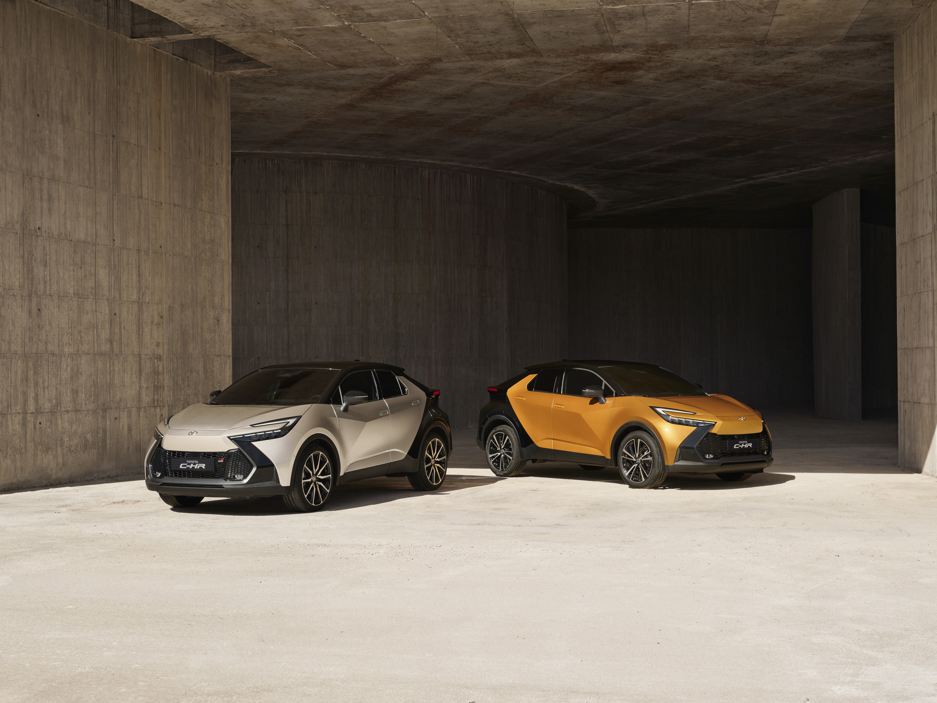 Toyota CHR 2023 : or et argent vue trois quarts avant
