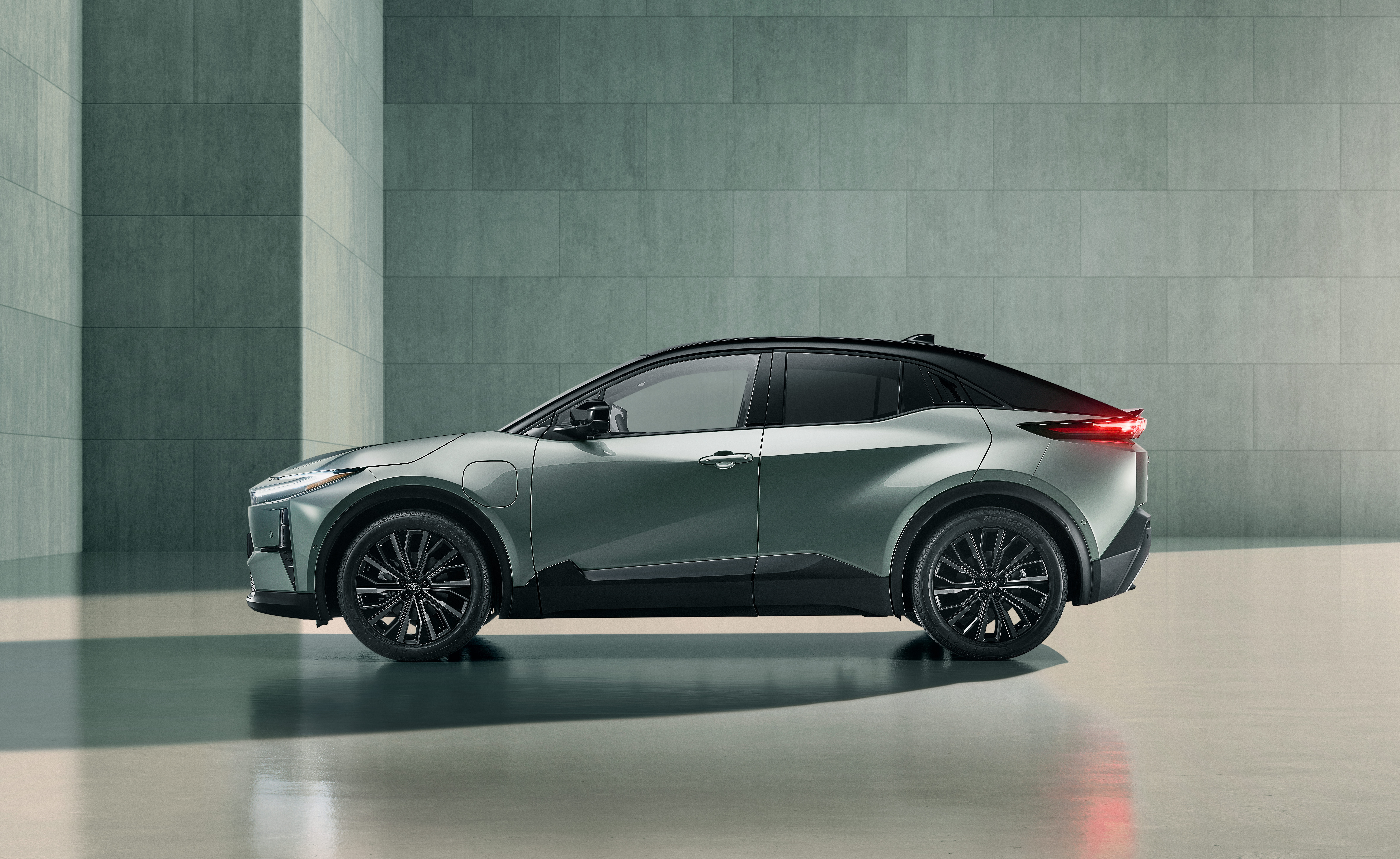 Toyota C-HR+ : profil