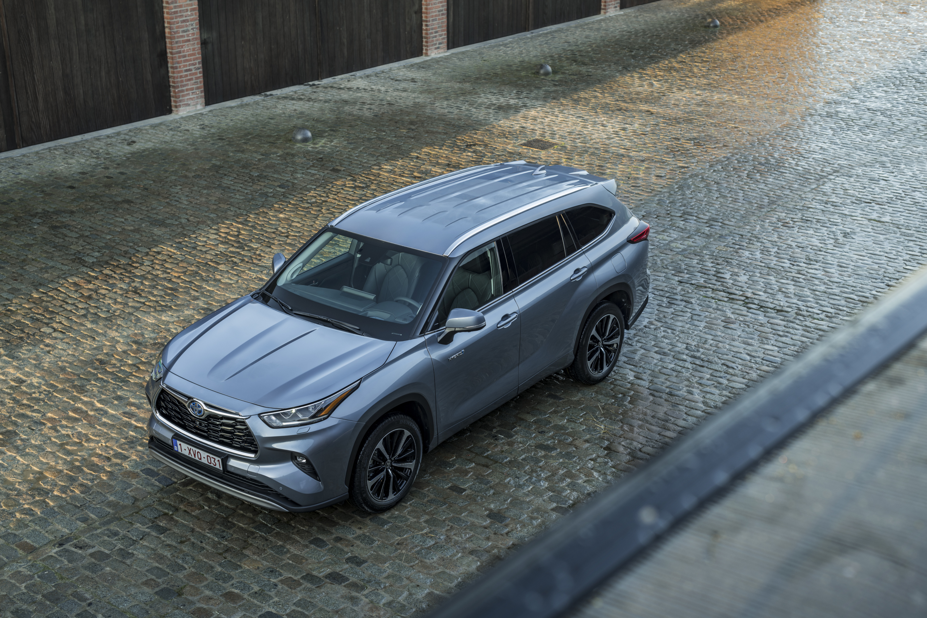 Toyota Highlander 2021 : trois quarts avant gauche vue plongeante