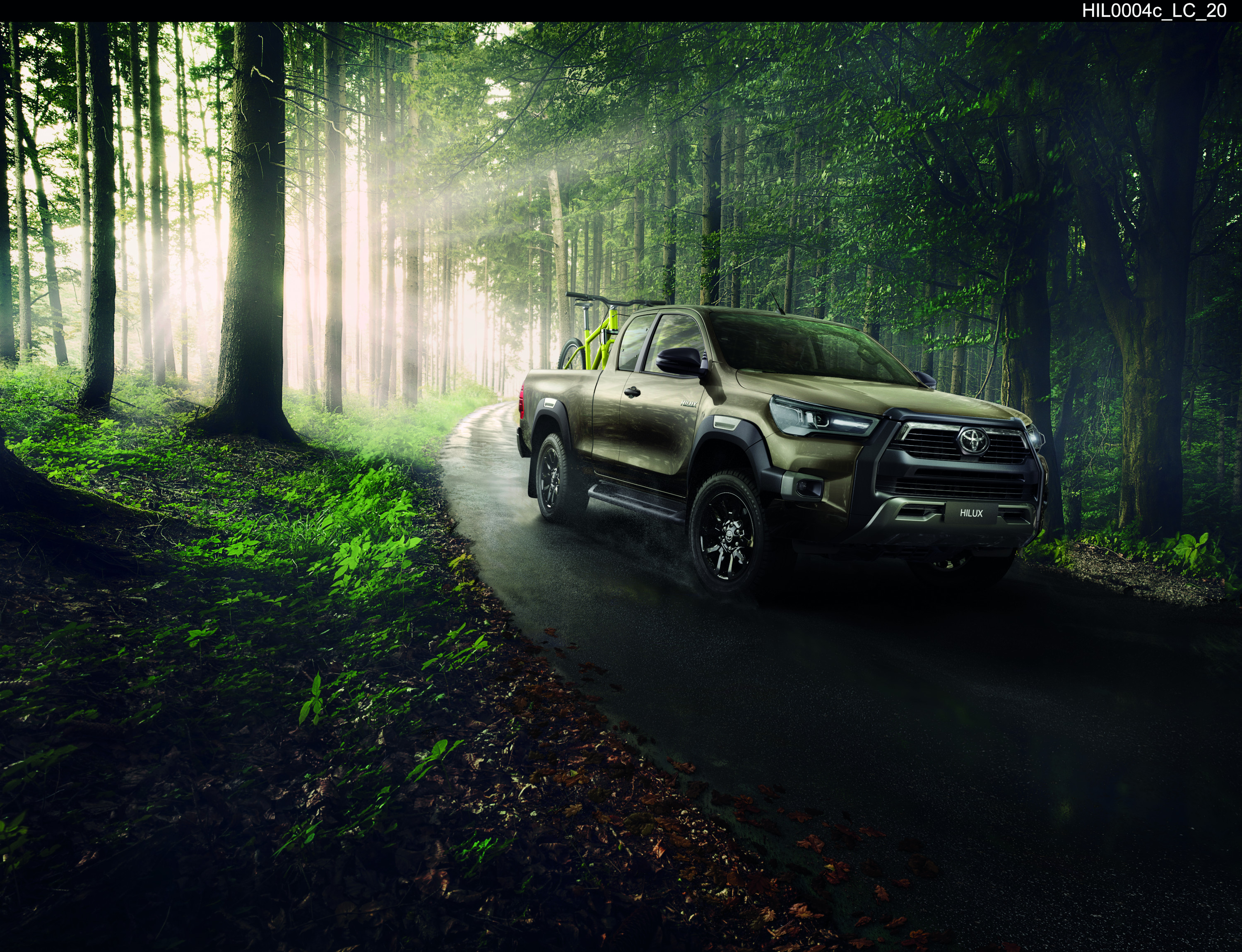 Toyota Hilux 2020 : trois quarts avant droit en forêt